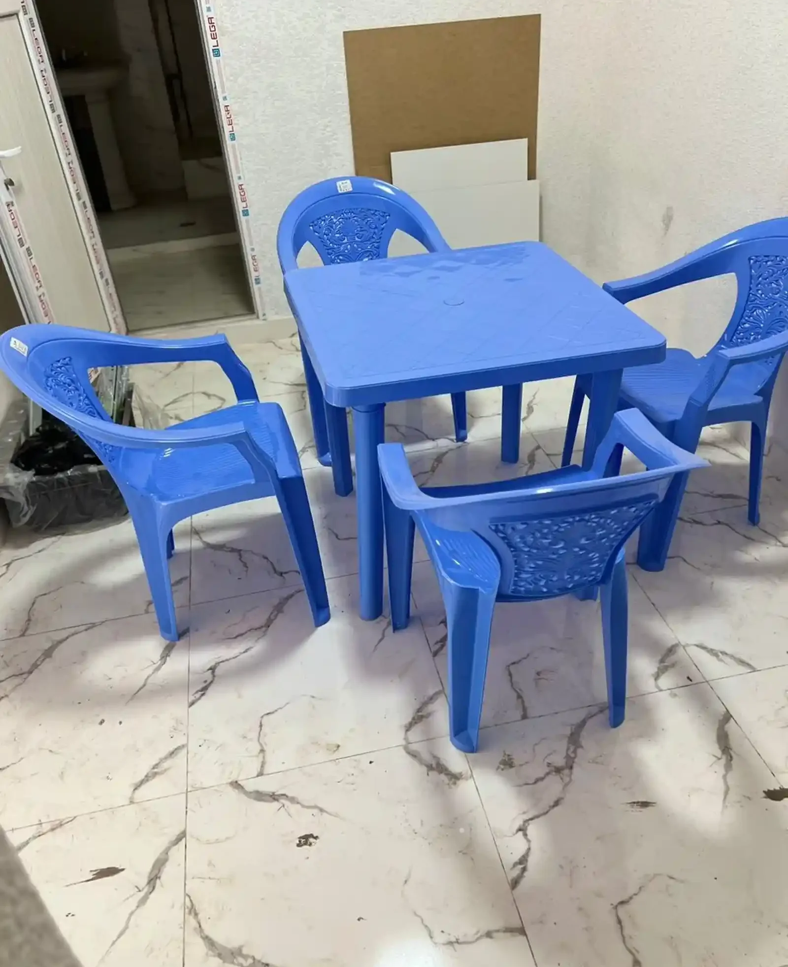 Столы и стулья