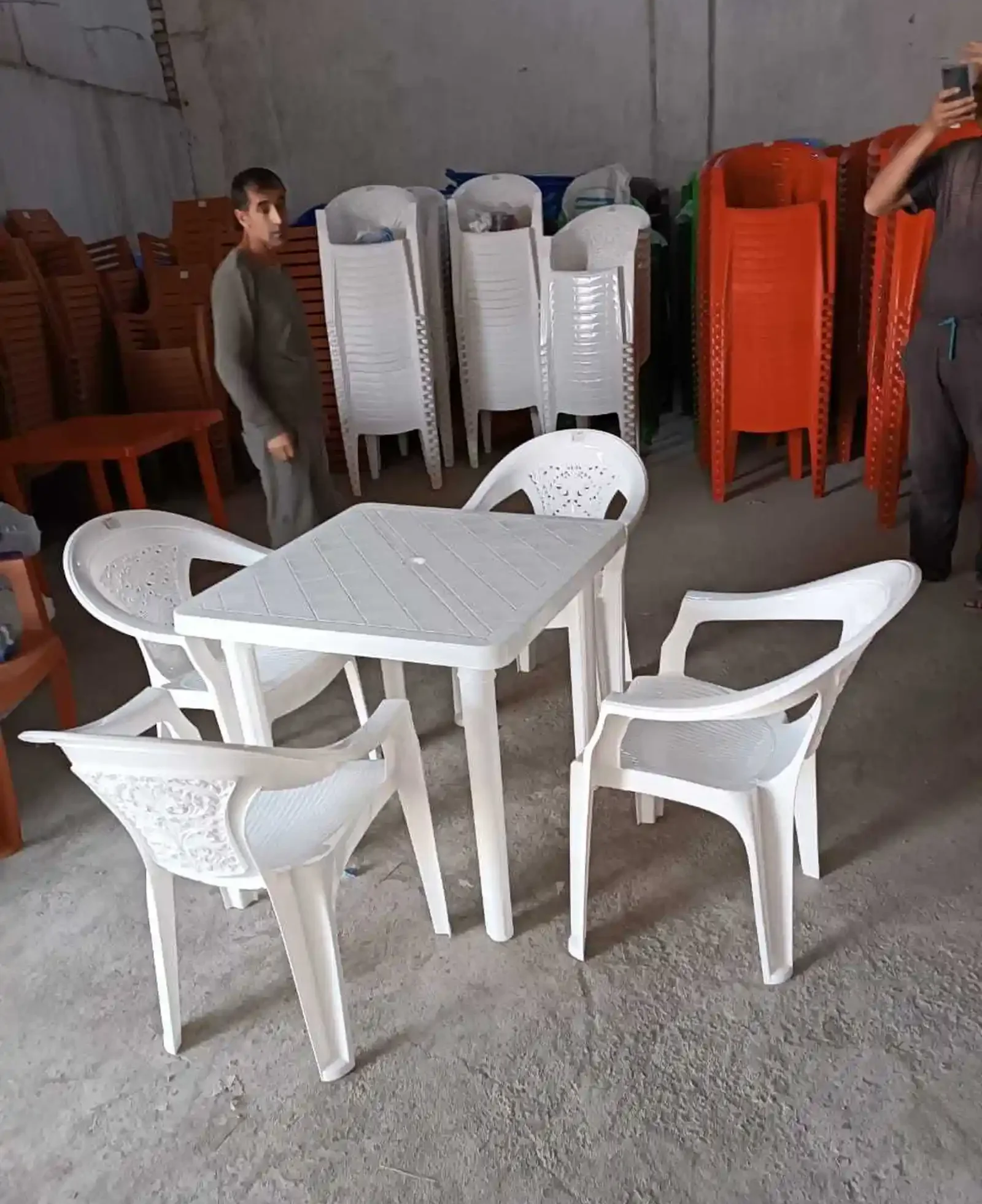 Стол со стульями