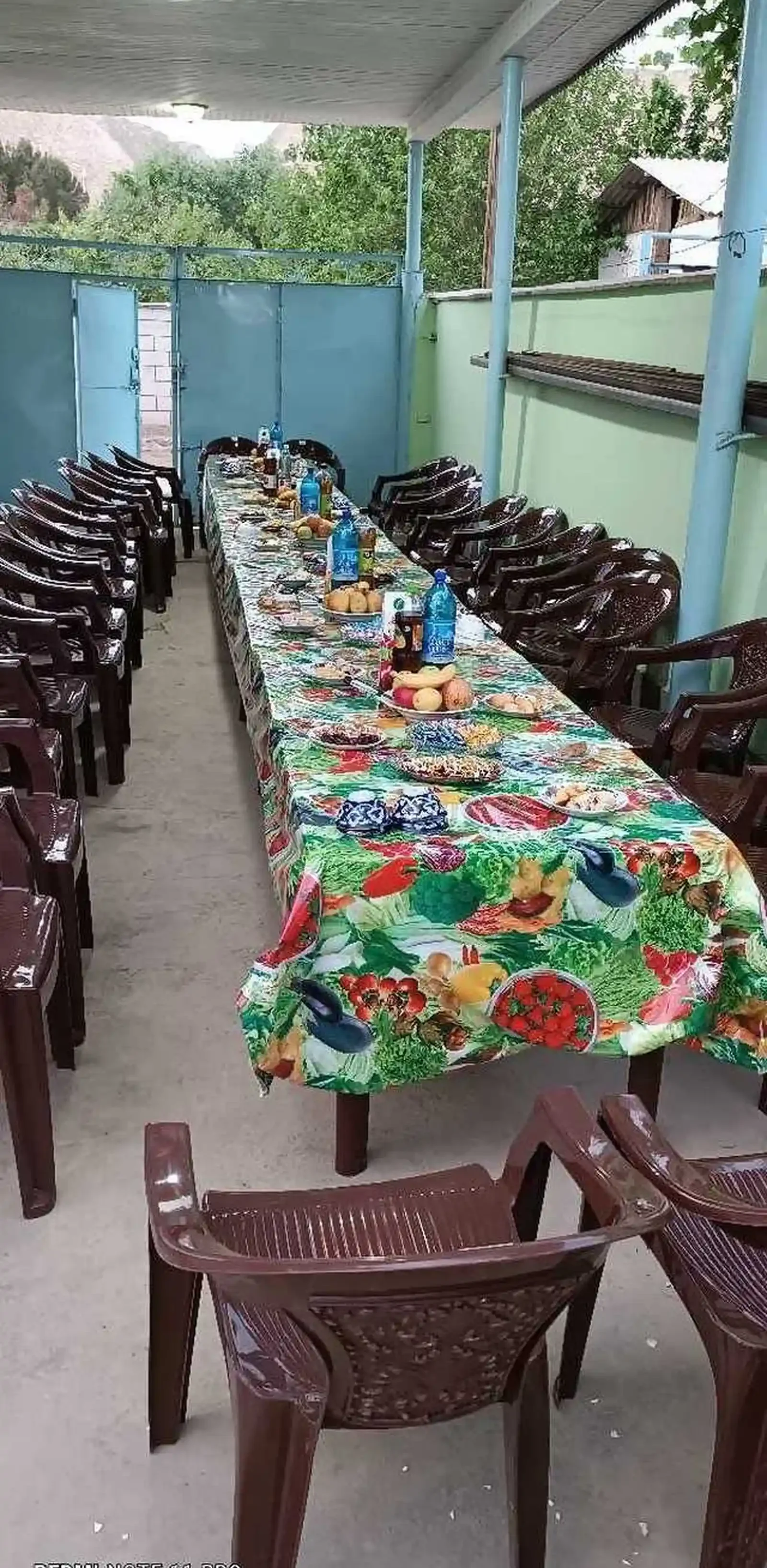 Стол и стулья