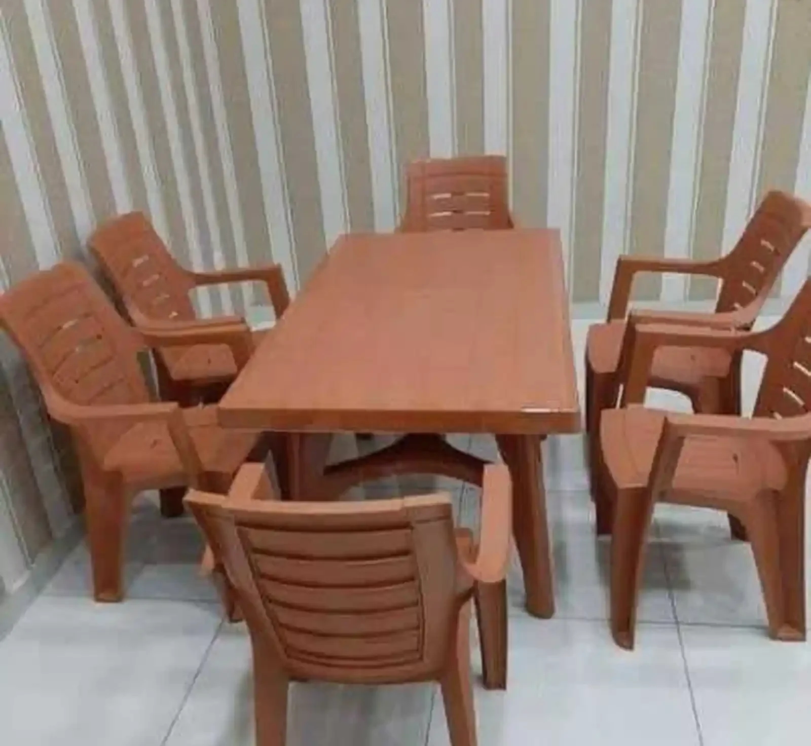 Стол со стульями