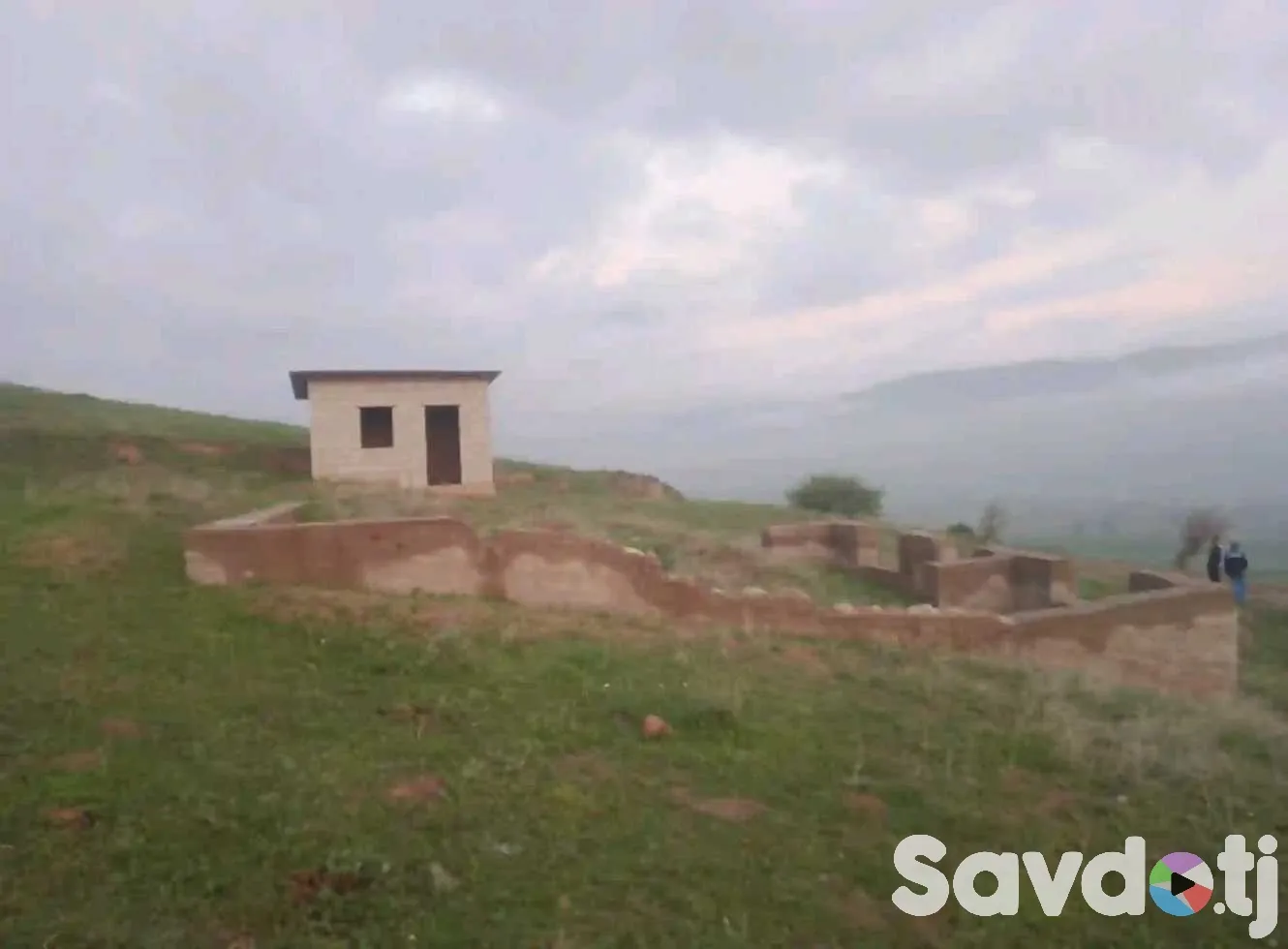 Постройка с земельным участком