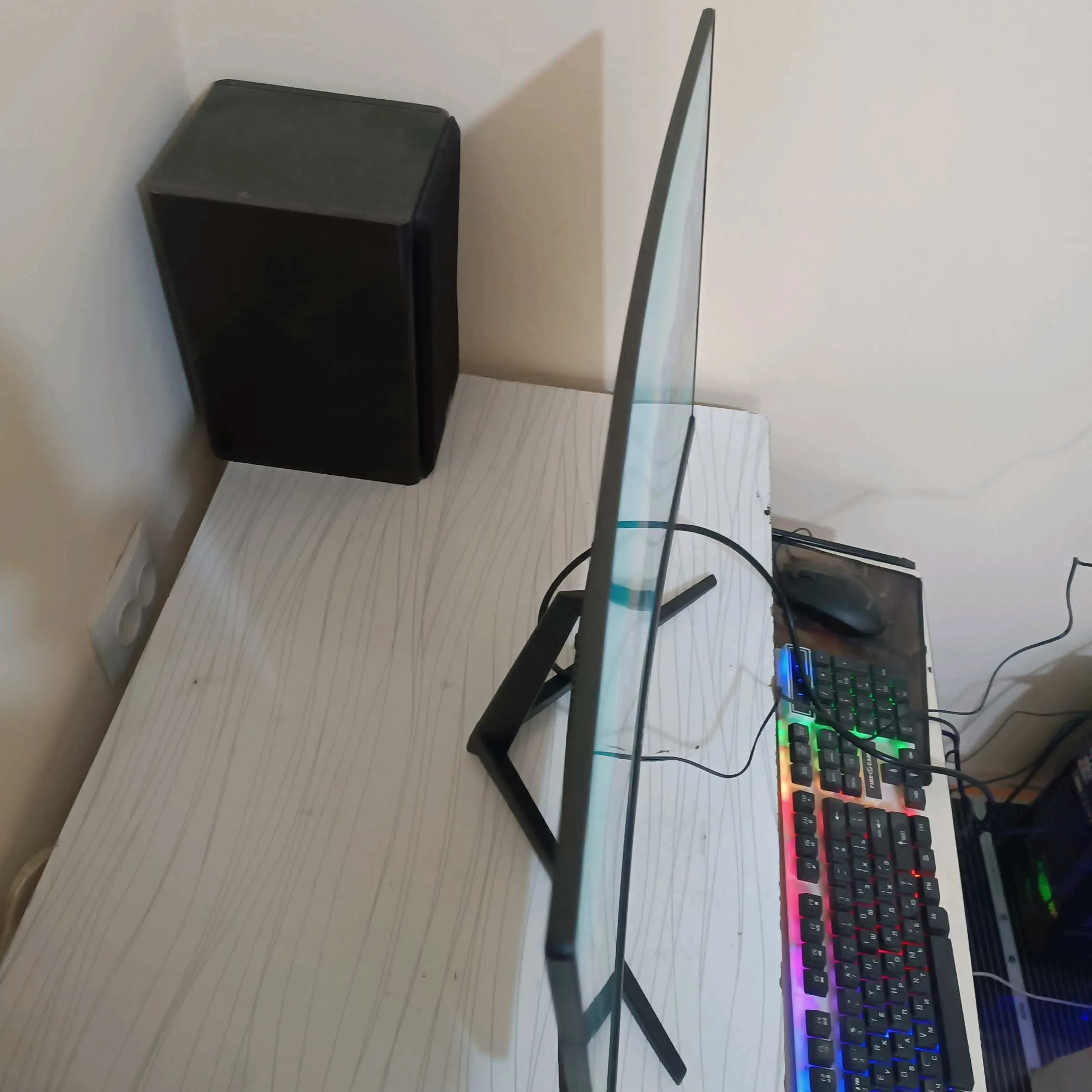 Изогнутый монитор 27