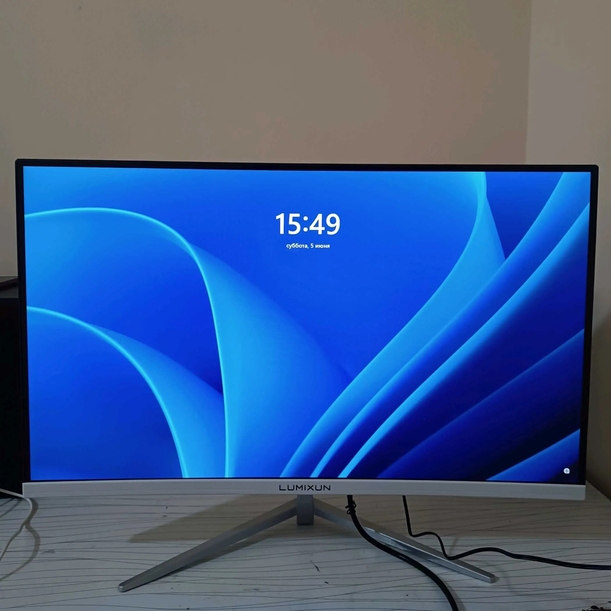 Изогнутый монитор 27