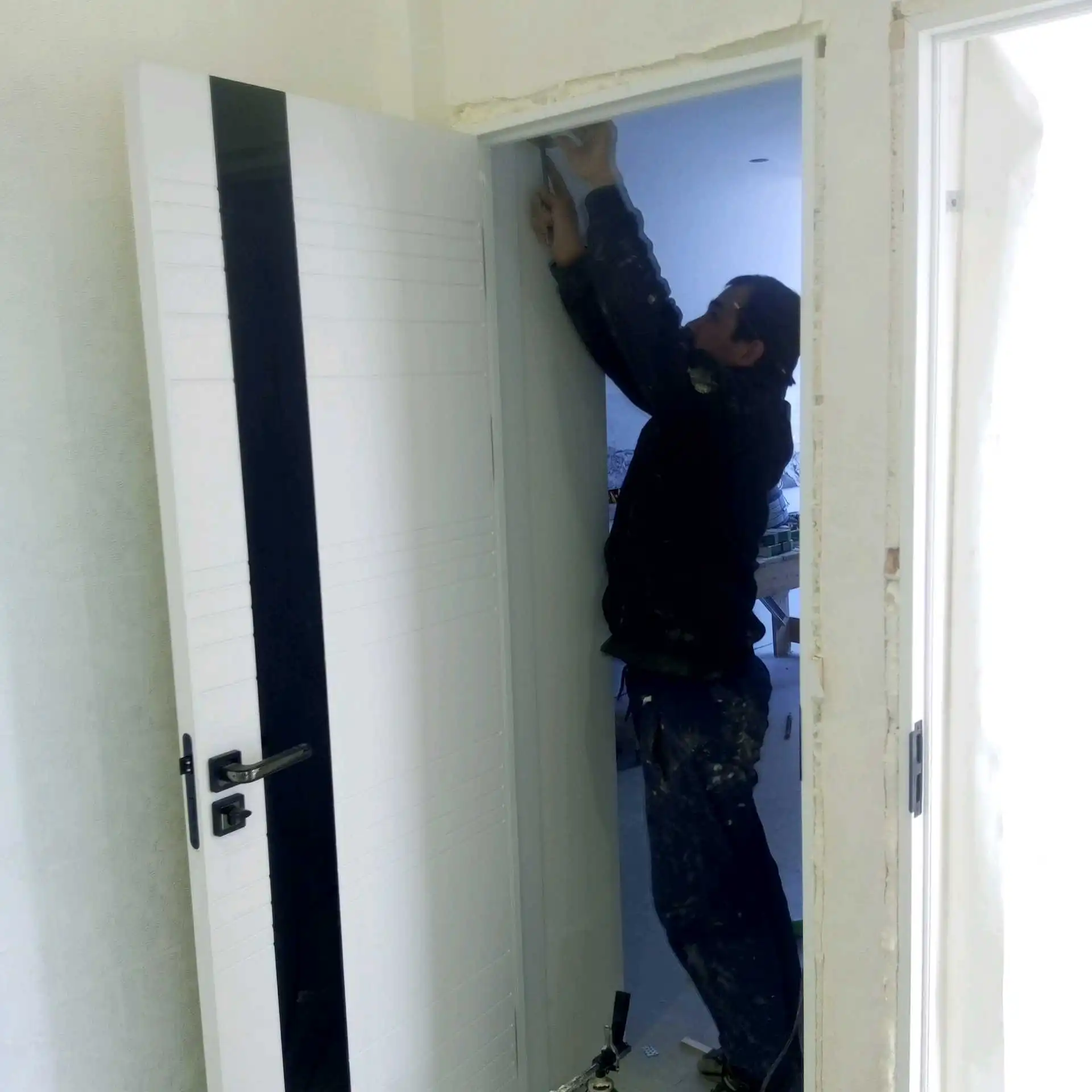 установка межкомнатных дверей