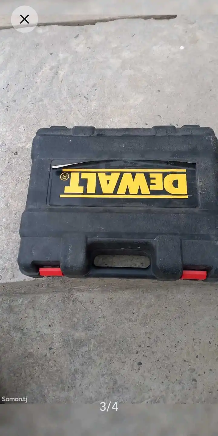 шурупавиёр DeWALT.