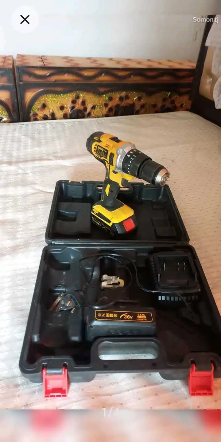 шурупавиёр DeWALT.