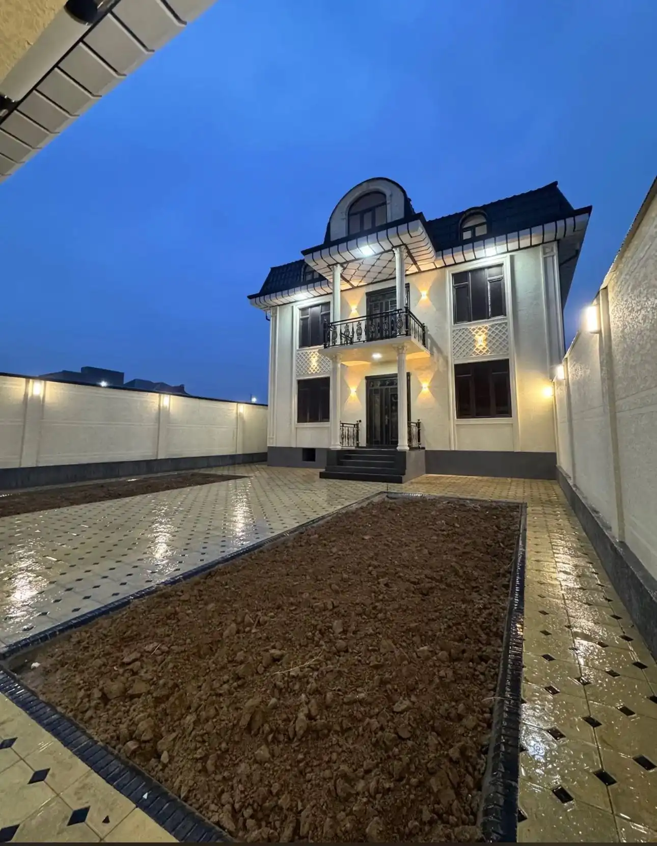 2 этажный, 5-комн. дом, 300 м², 3 соток, ховарон