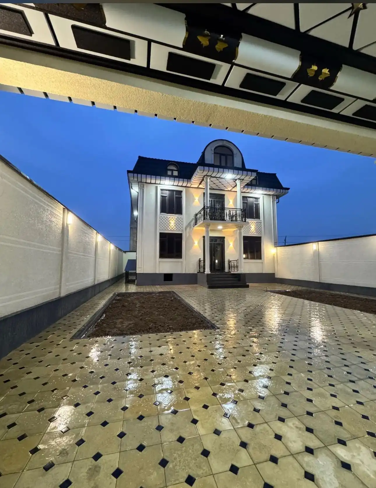 2 этажный, 5-комн. дом, 300 м², 3 соток, ховарон