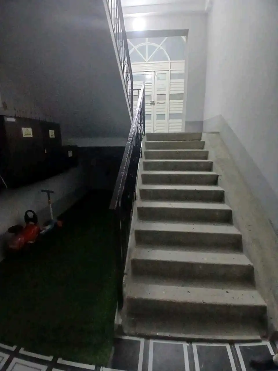 3-к квартира, Цокольный этаж, 84 м², 29мик дом 2