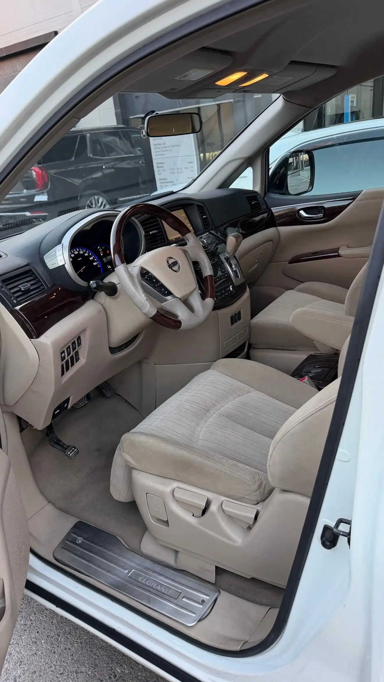 Nissan Elgrand 2014