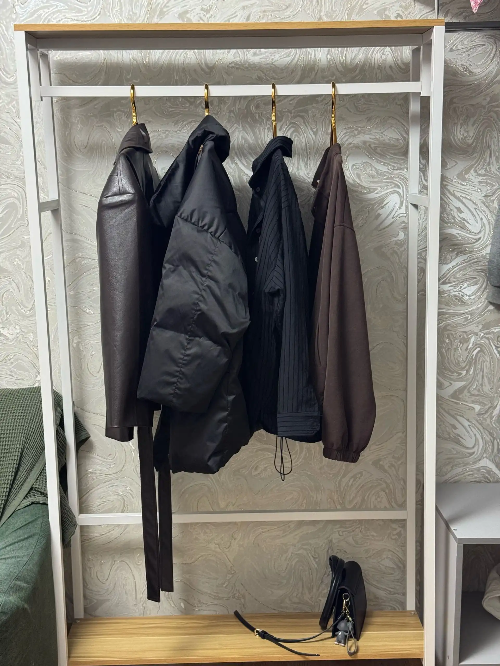 Стильная напольная вешалка (рейл) для одежды