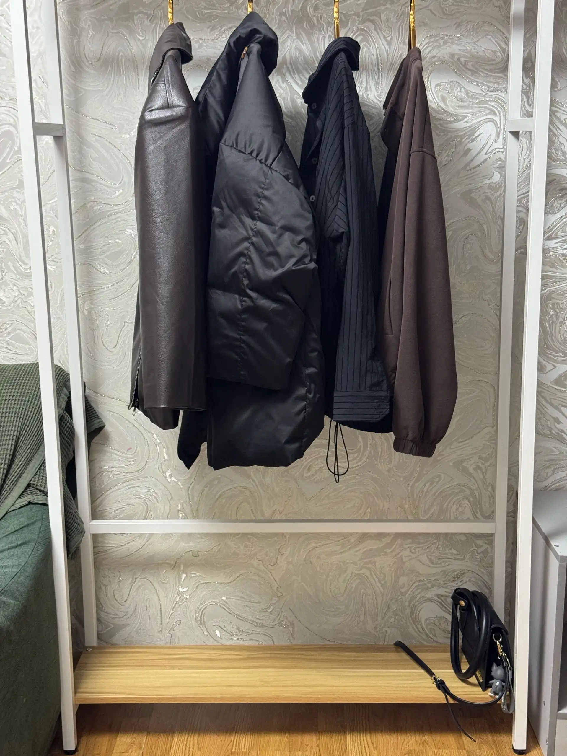 Стильная напольная вешалка (рейл) для одежды