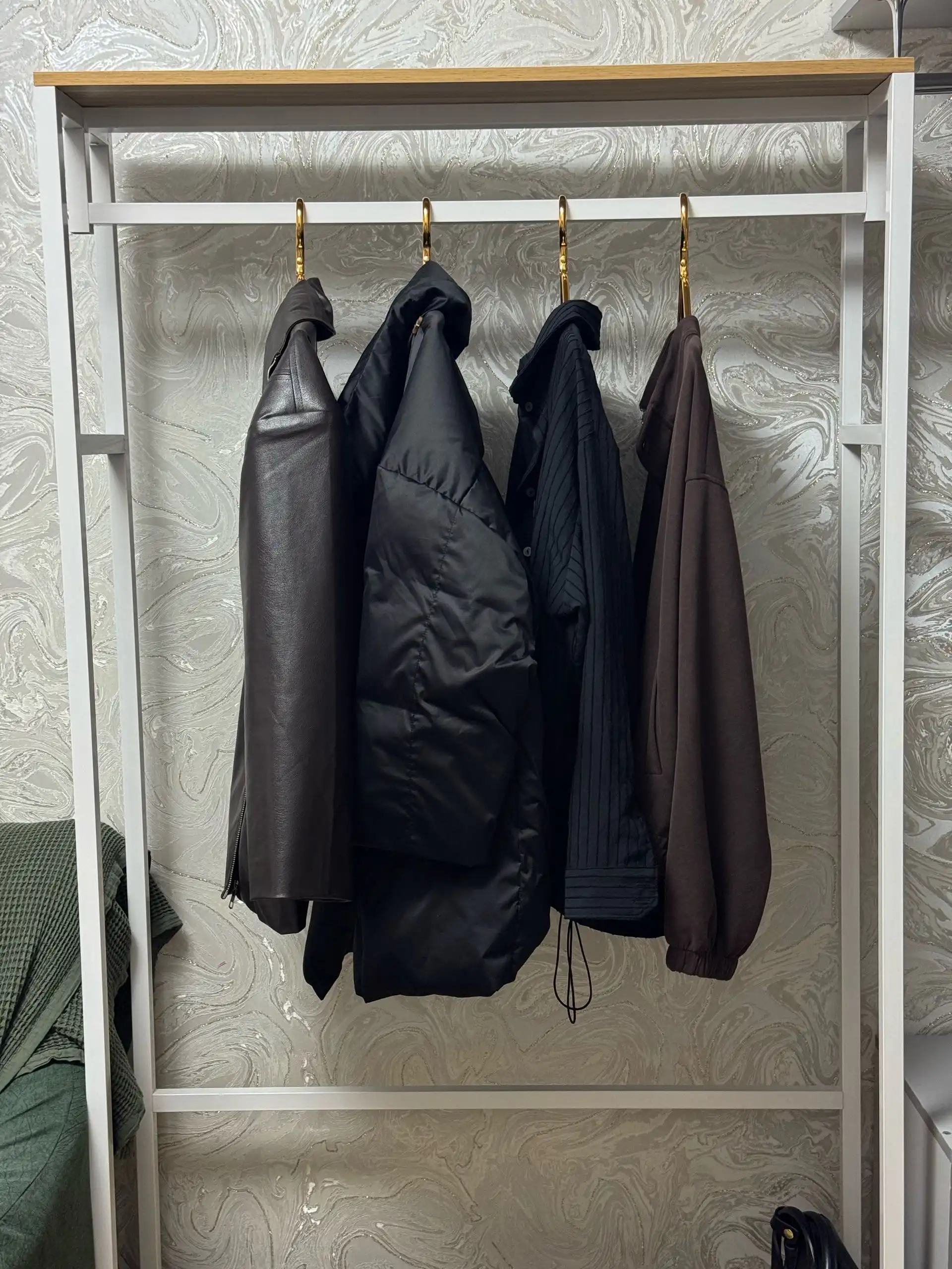 Стильная напольная вешалка (рейл) для одежды