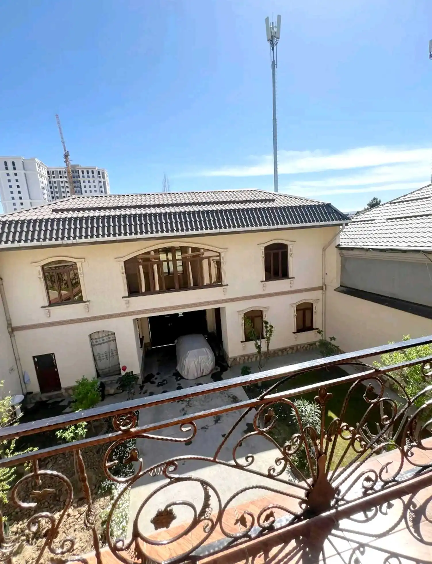 3 этажный, 8-комн. дом, 9242 м², 5 соток, Сино