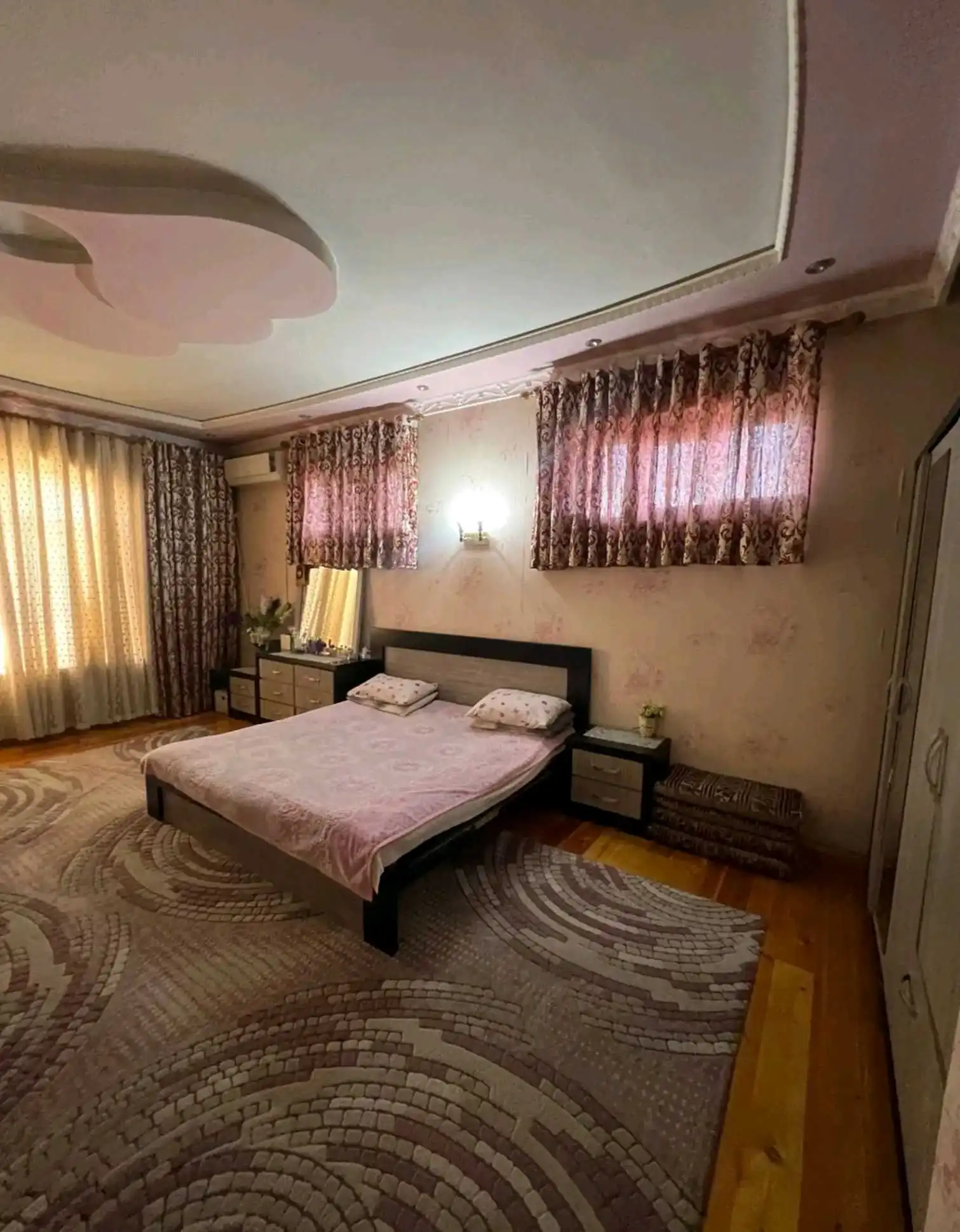 3 этажный, 8-комн. дом, 9242 м², 5 соток, Сино