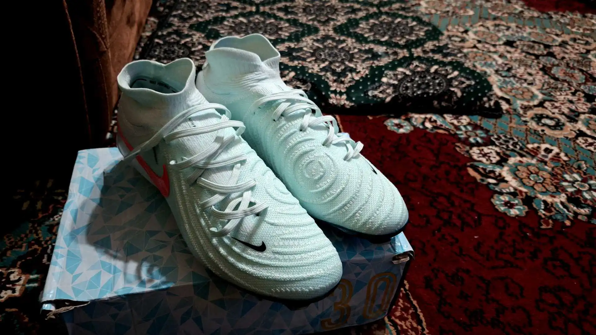 Футбольные бутсы Nike