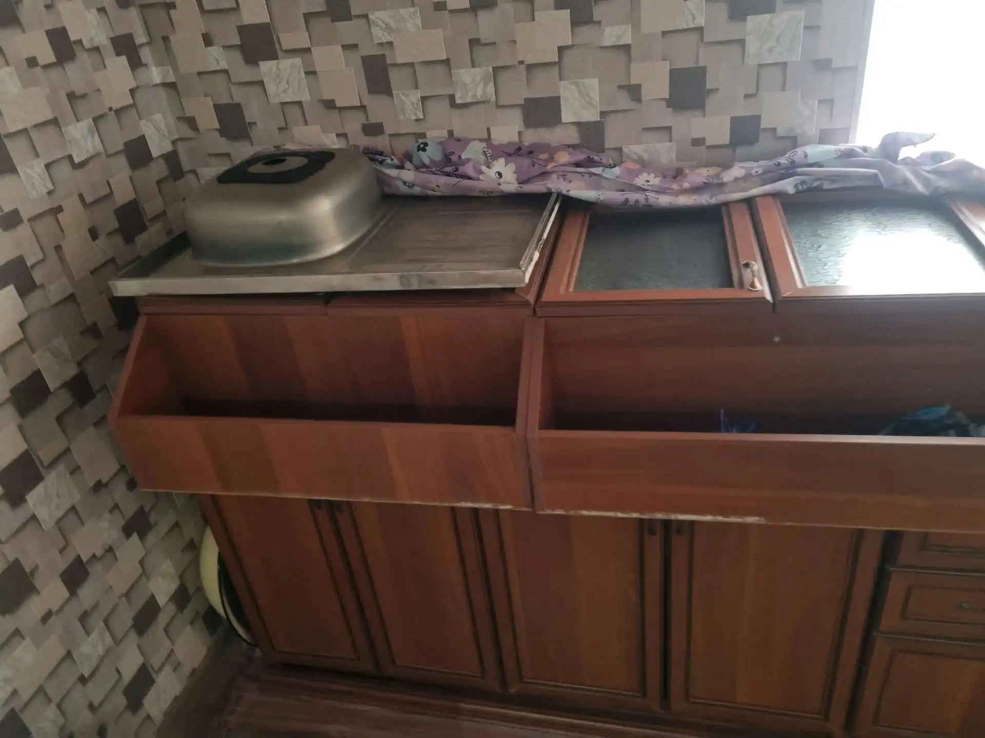 Кухонный гарнитур 2.6 м с мойкой (б/у)