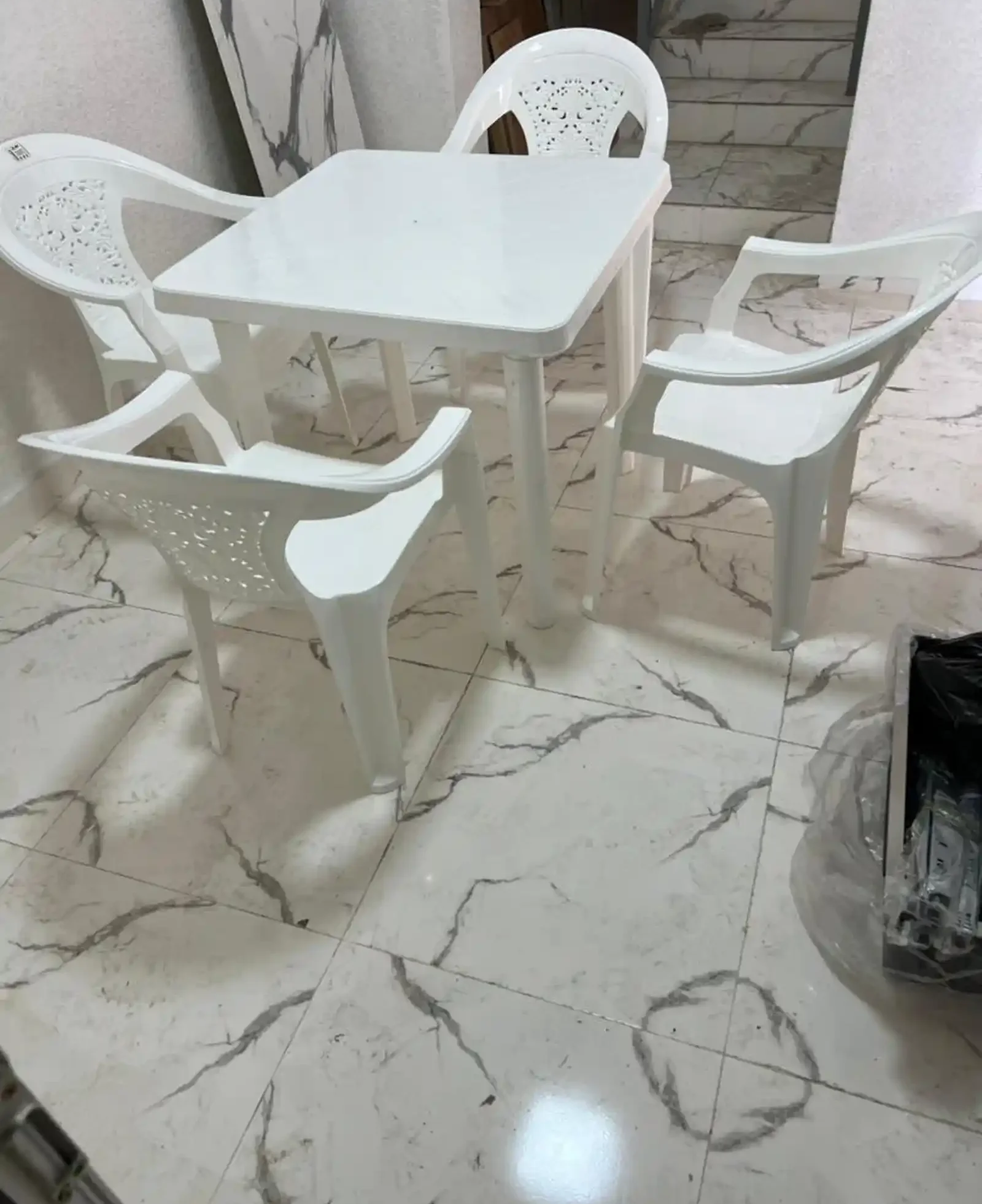 Столы и стулья