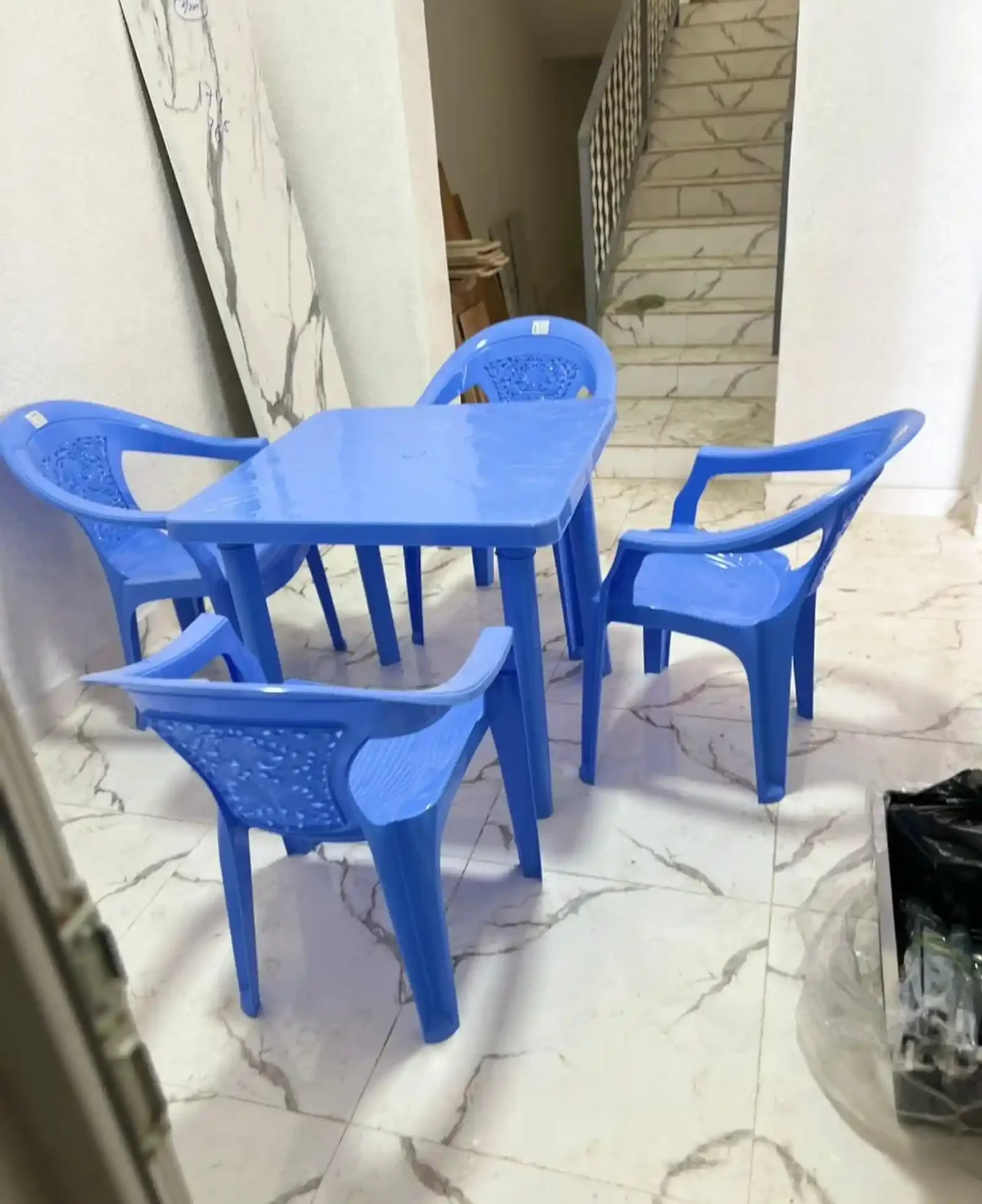 Столы и стулья