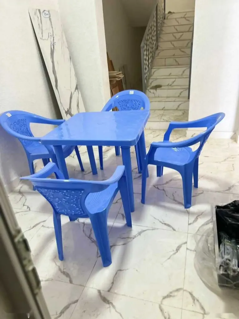Стол со стульями