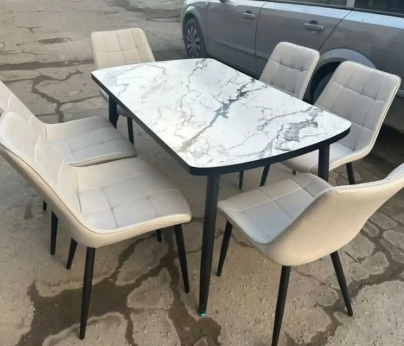 Стол и стулья