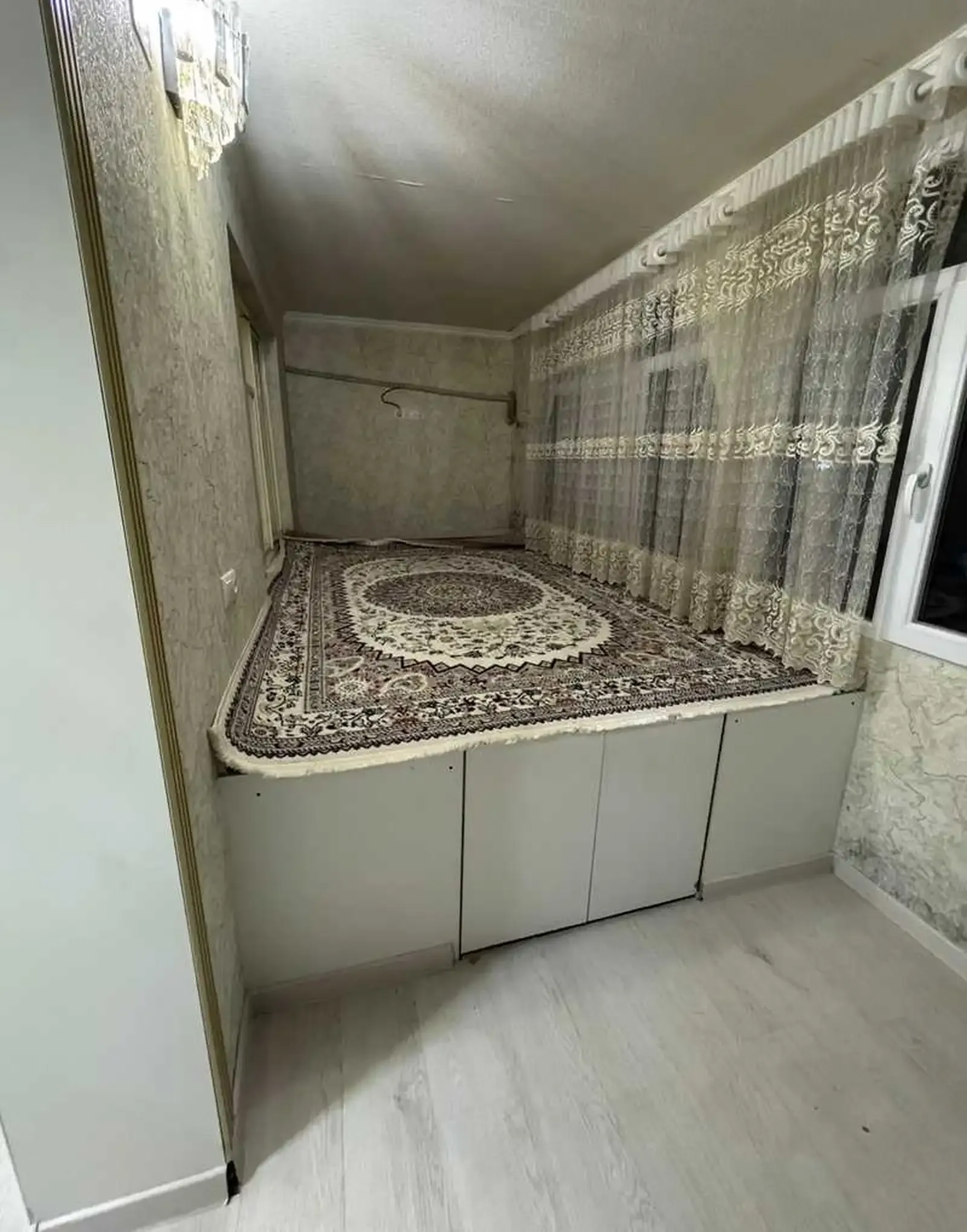 3-комн. квартира, 3 этаж, 72м², наздики Роддоми №3 — Институти забонҳо — бозор — мактаби №89 — фитнес-клуб XFIT — толори UFC