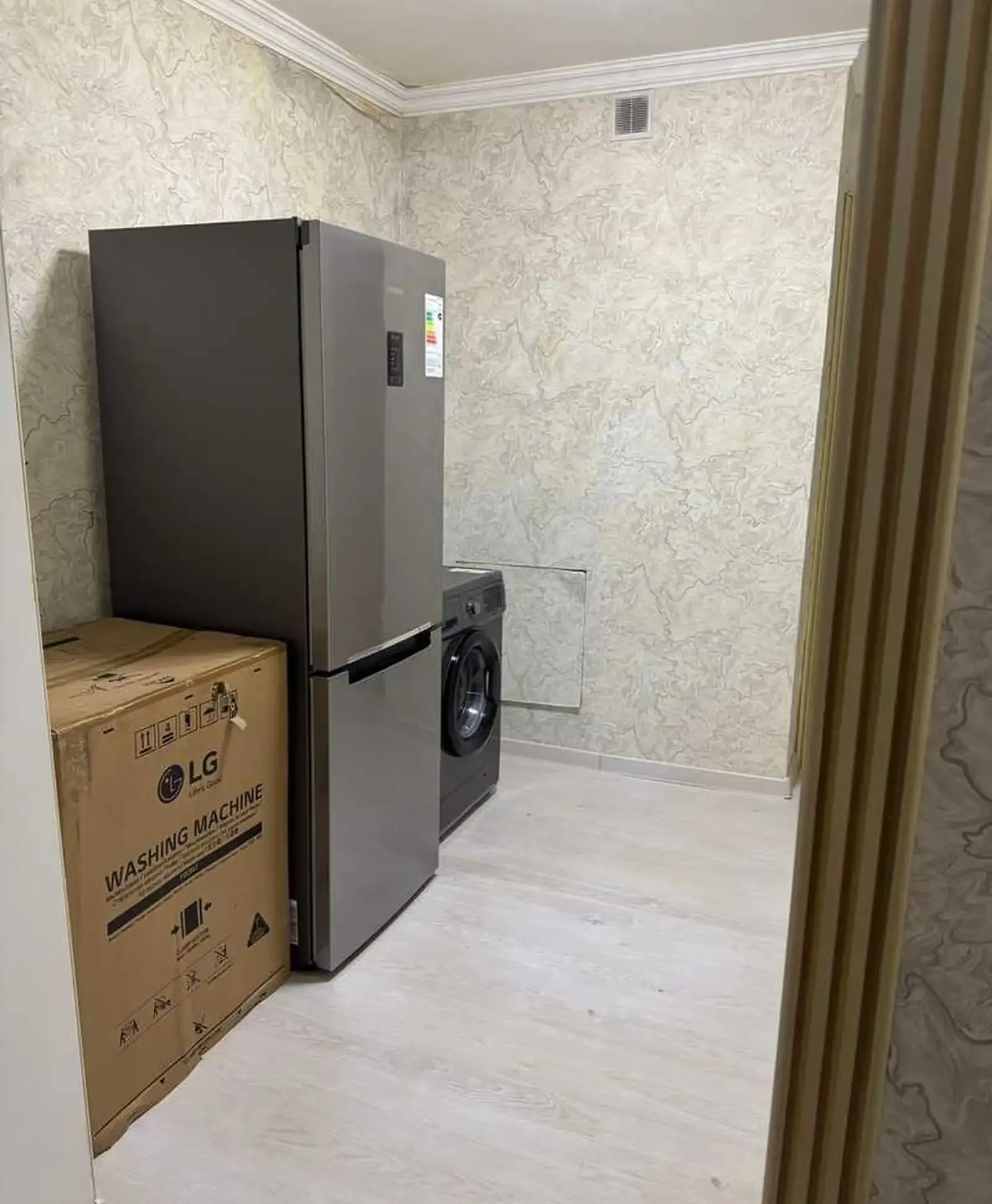 3-комн. квартира, 3 этаж, 72м², наздики Роддоми №3 — Институти забонҳо — бозор — мактаби №89 — фитнес-клуб XFIT — толори UFC