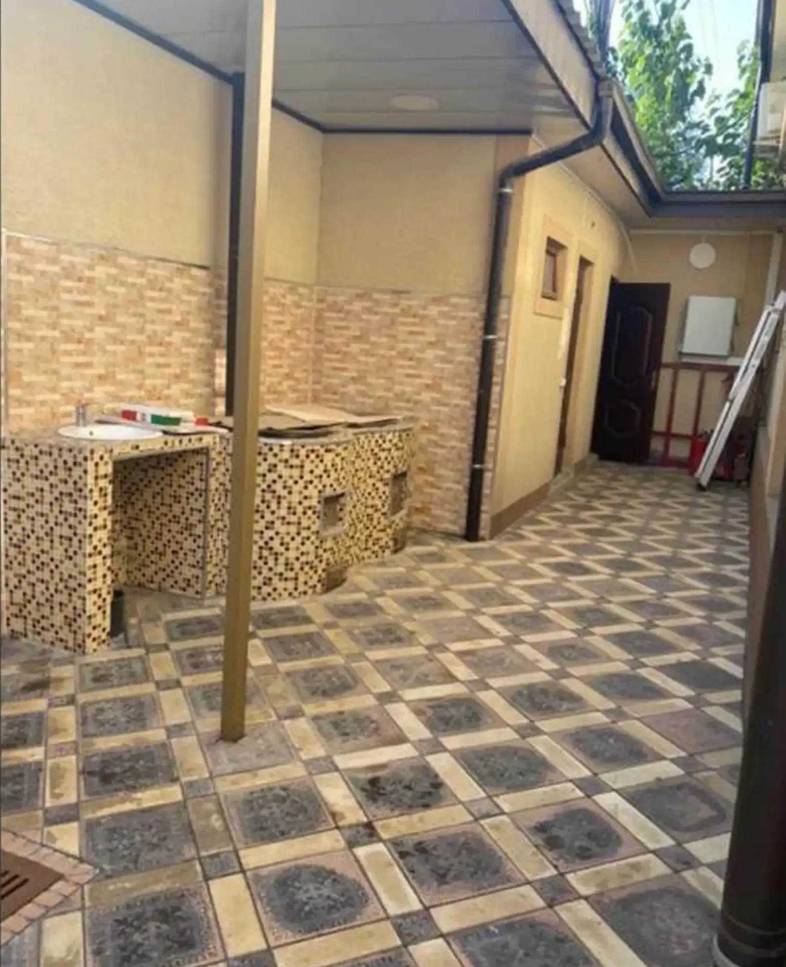 6-комн. квартира, 1 этаж, 240 м², Сомони