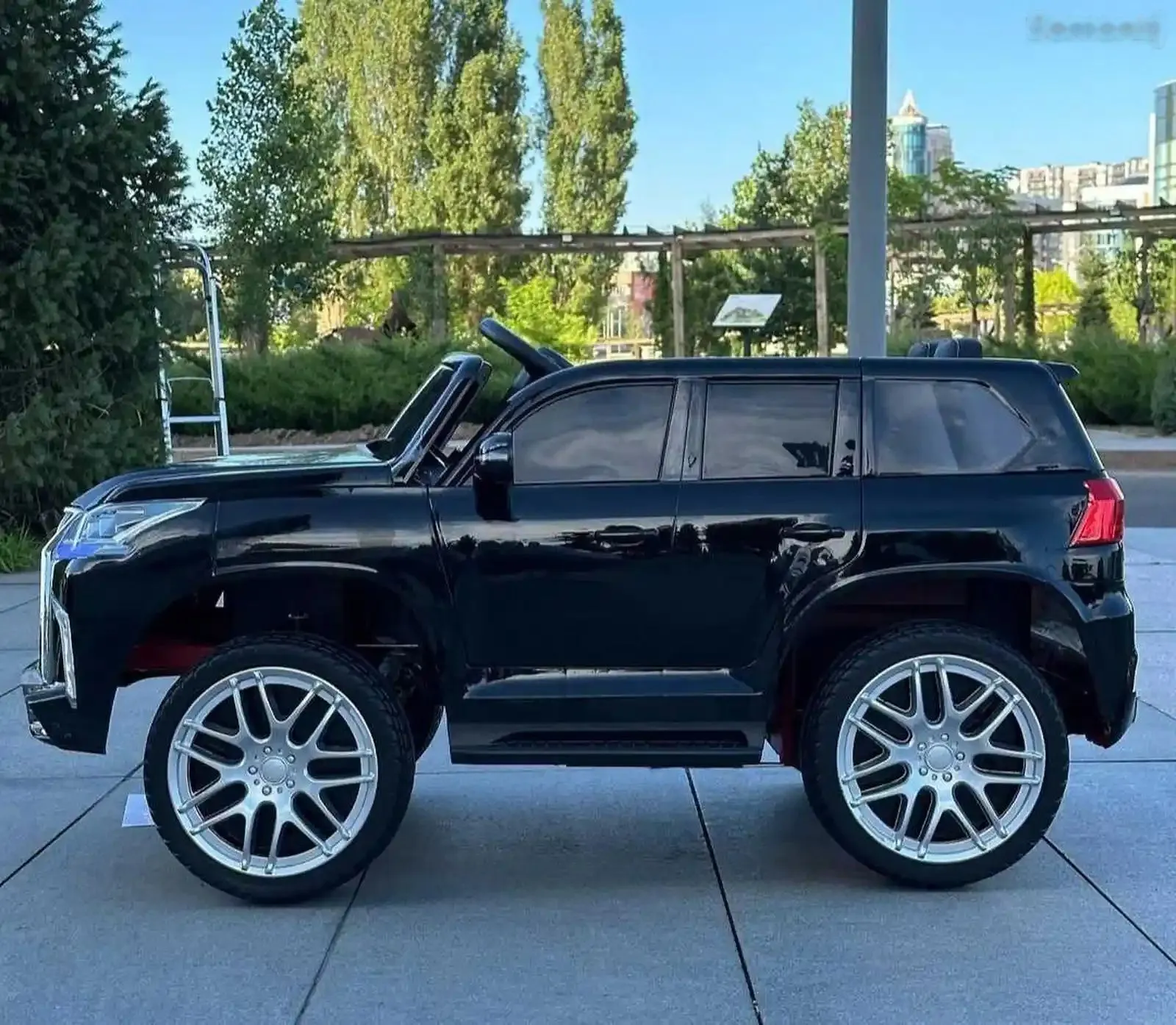 Детский электромобиль