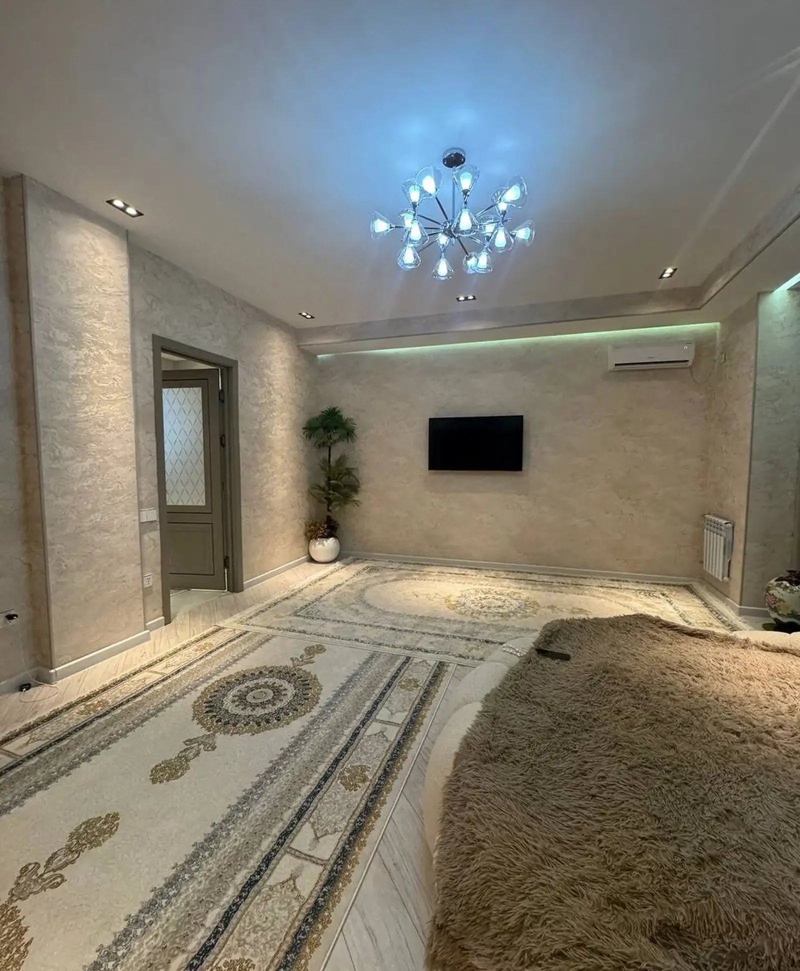 3-комн. квартира, 7 этаж, 135 м², Исмоили Сомони Овир,Пули Сангин