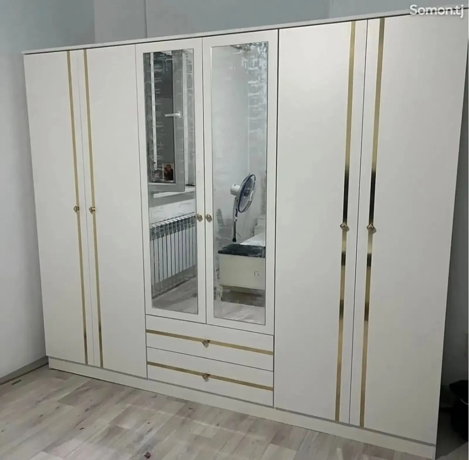 Шкаф