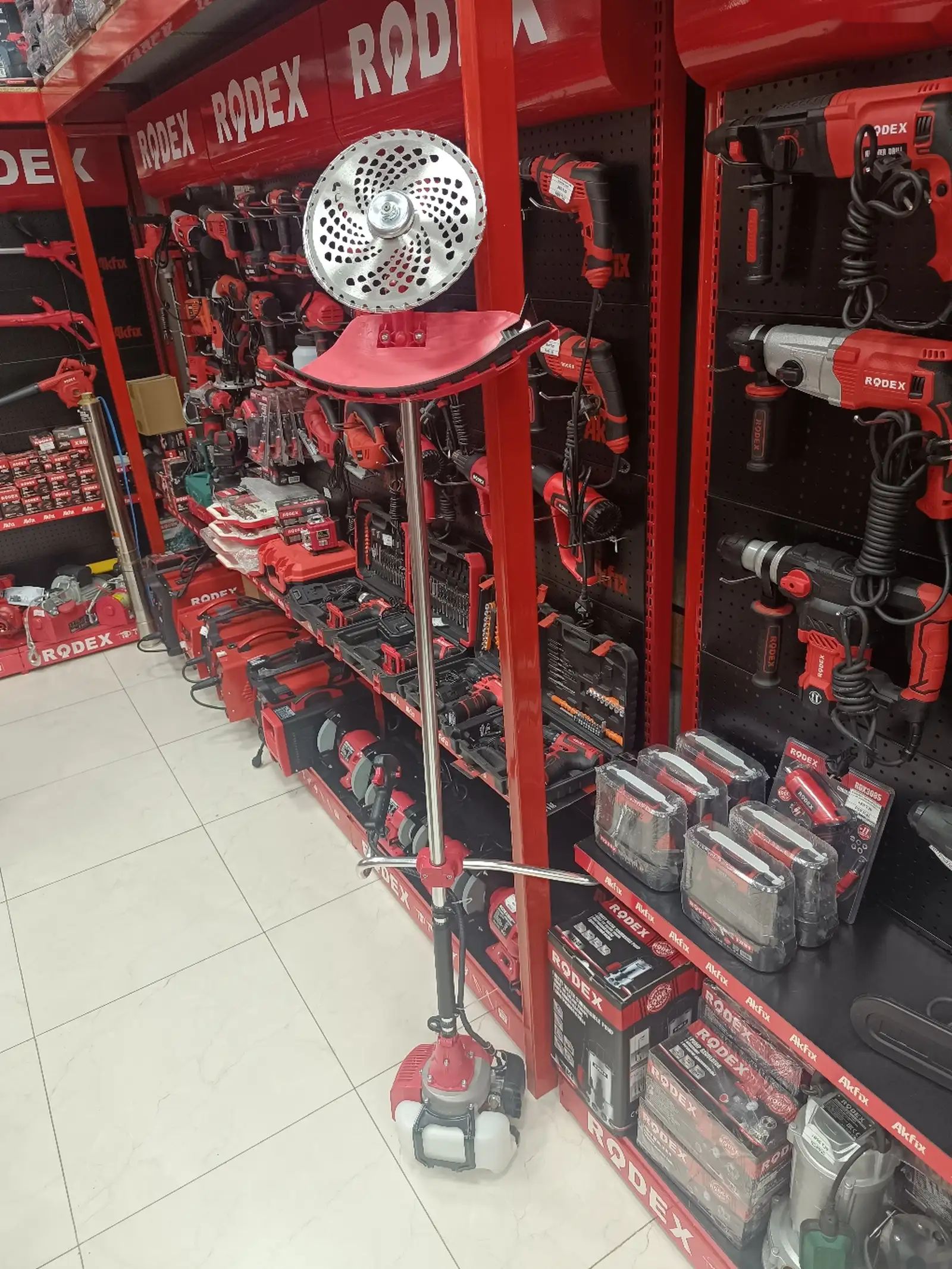 Газонокосилка бензини