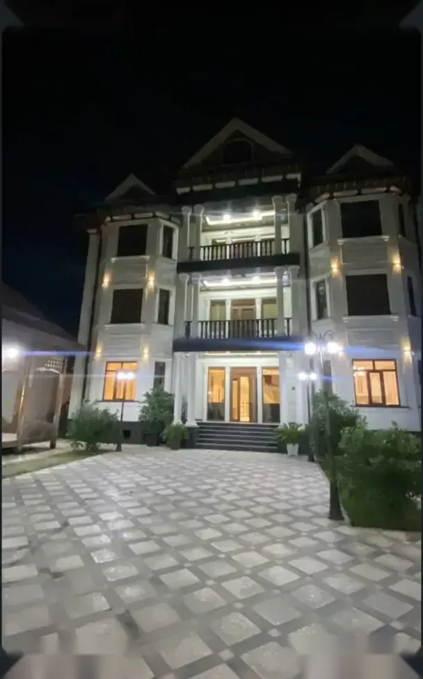 3-этажный, 3 комнатный дом, 1500 м², Шохмансур