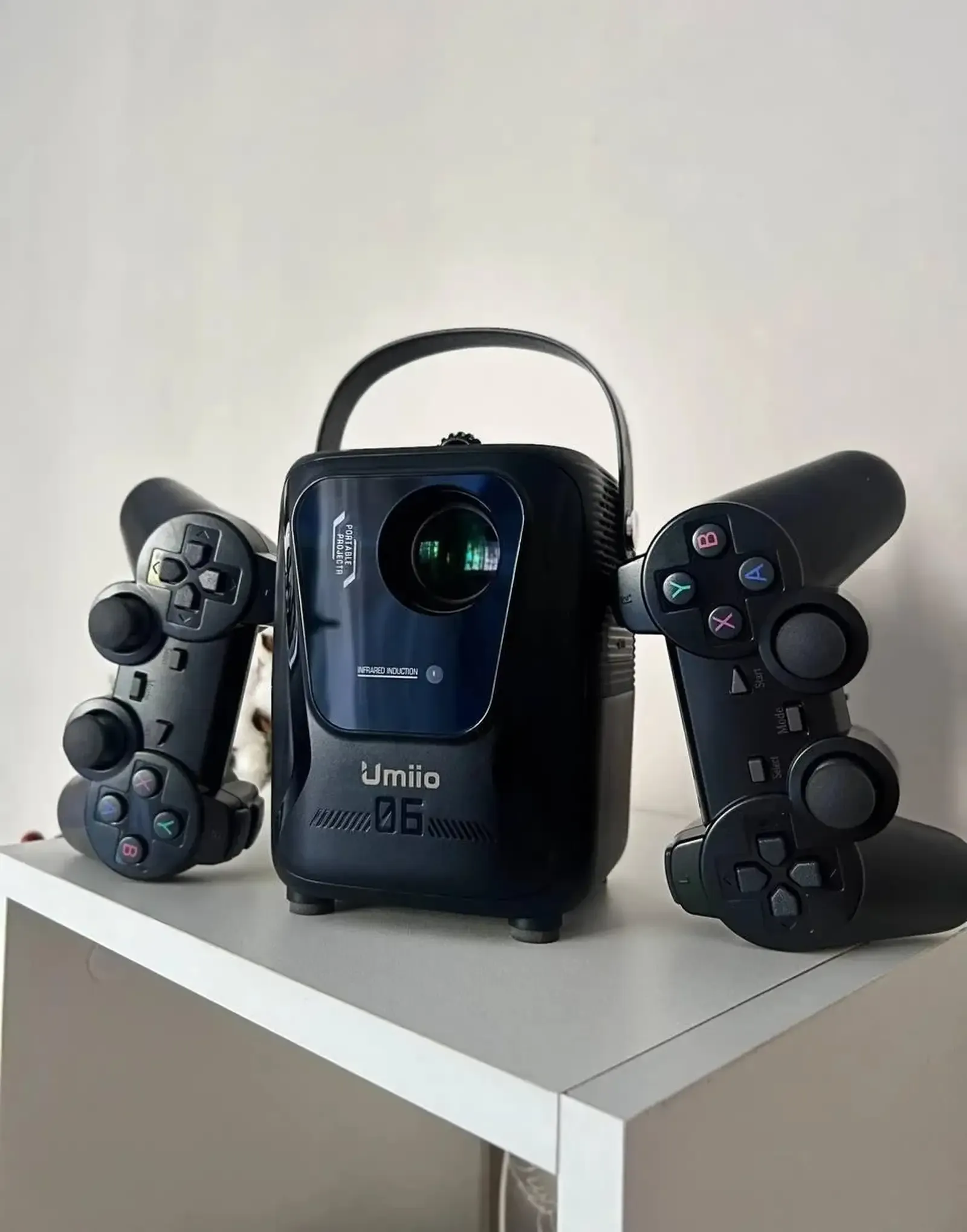Проектор Umiio Q4 Pro с двумя джойстиками