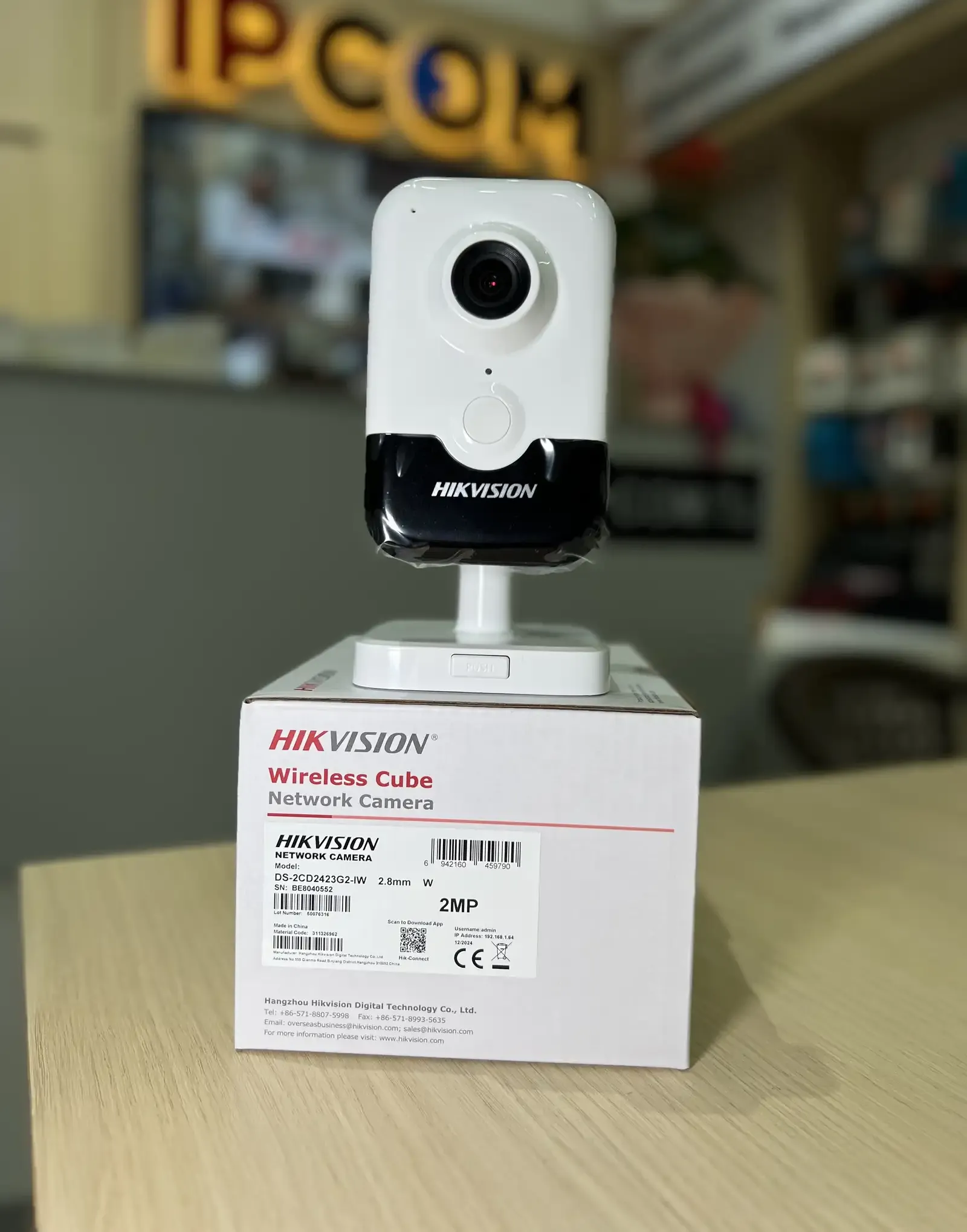 Камера внутренняя IP Hikivision DS-2CD2423G2-IW W