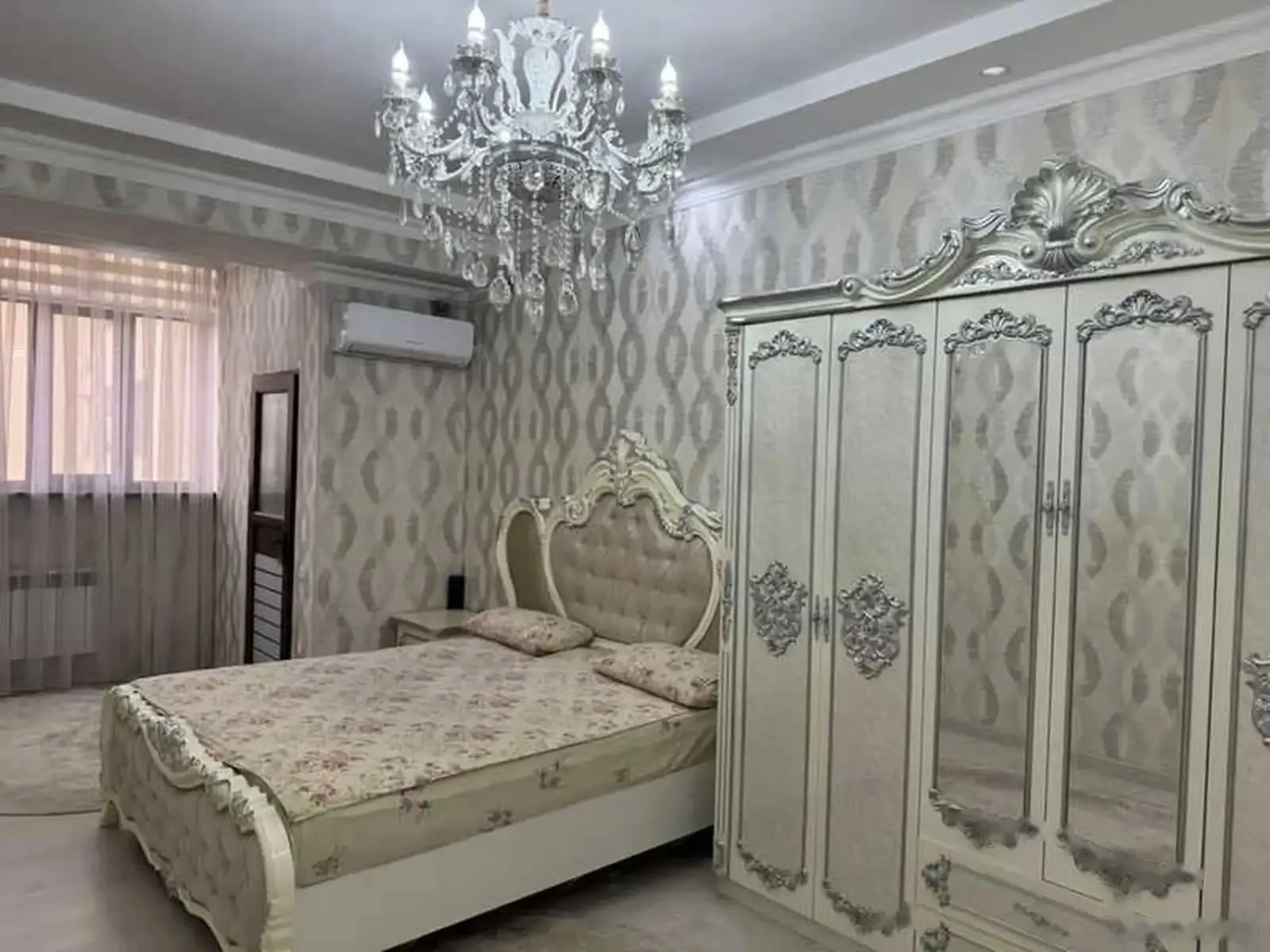 4-к квартира, 5 этаж, 140 м², голубой экран