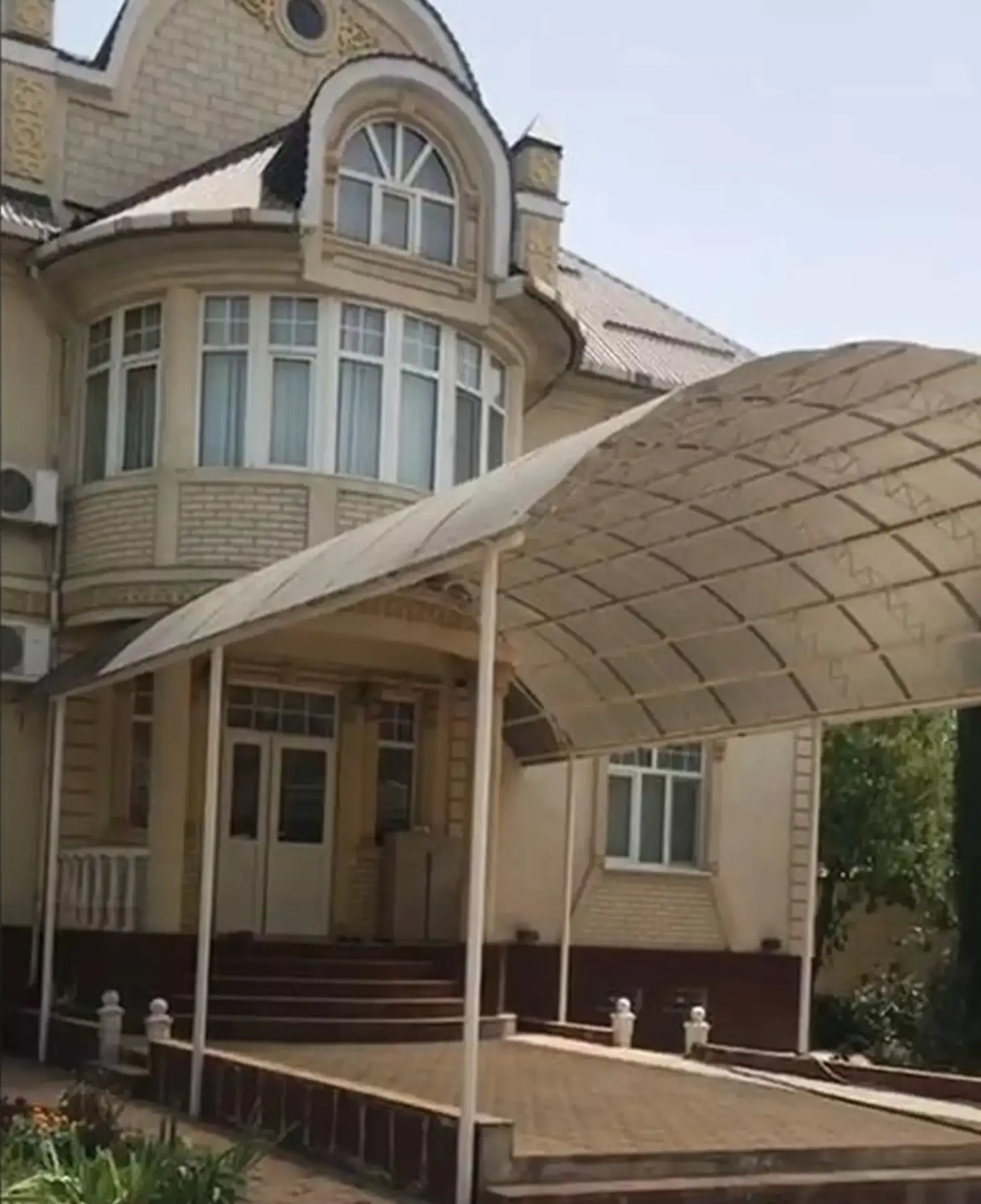 3-этажный, 10 комнатный дом, 600 м², Фирдавси