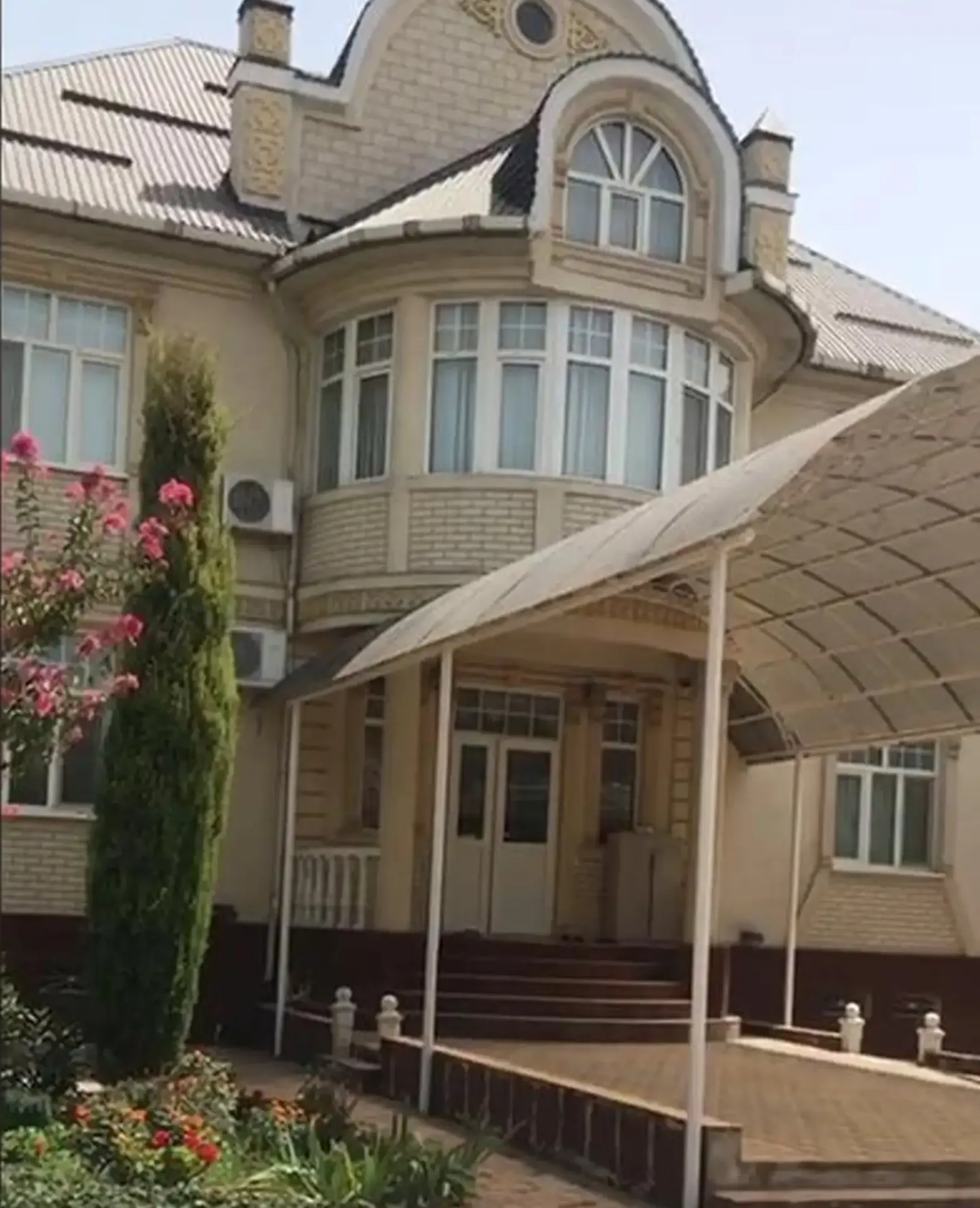 3-этажный, 10 комнатный дом, 600 м², Фирдавси