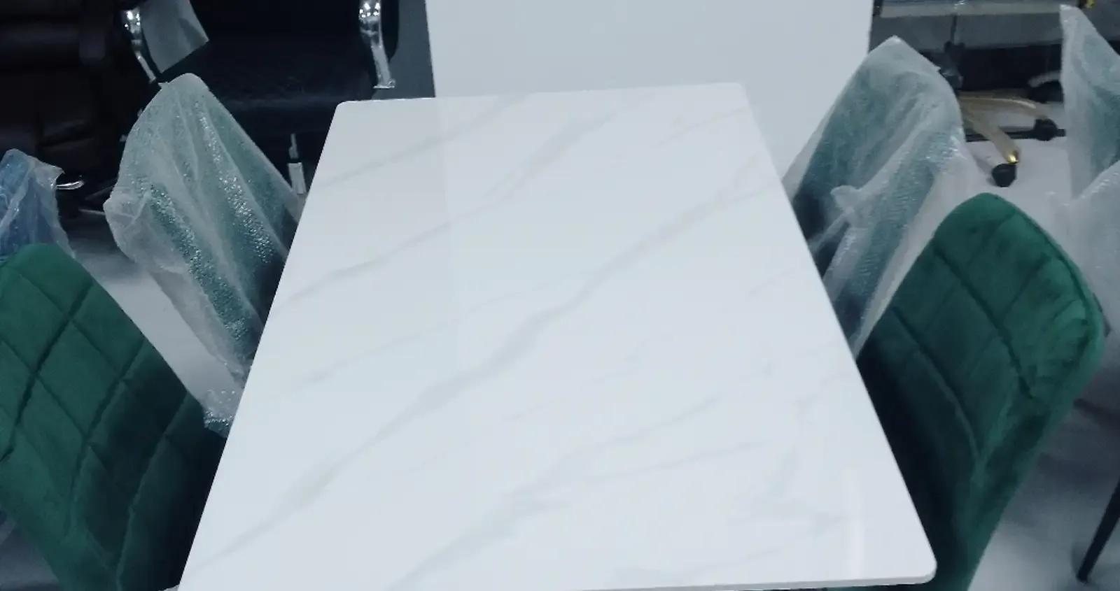 Стол со стульями