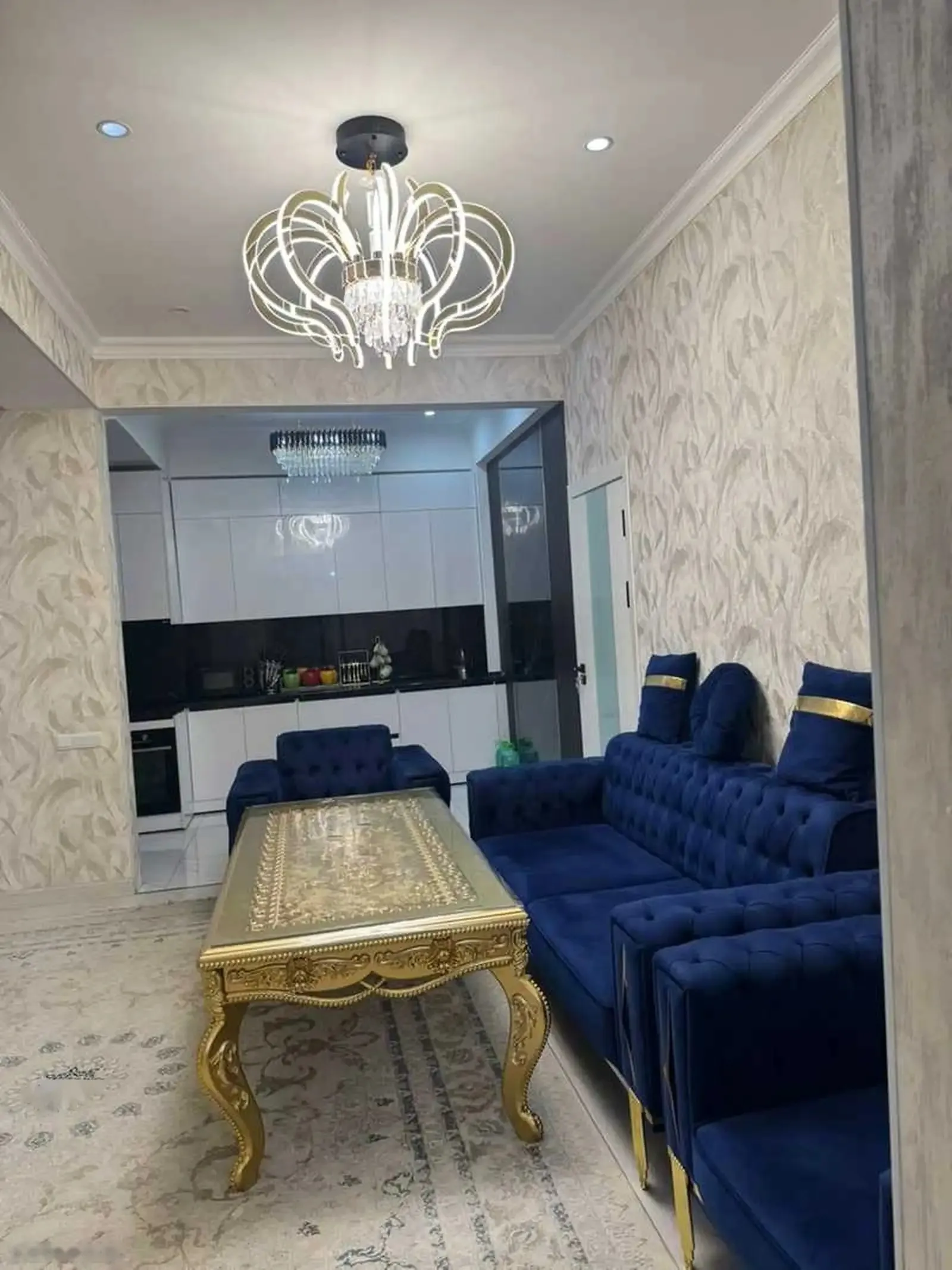 4-к квартира, 5 этаж, 140 м², голубой экран
