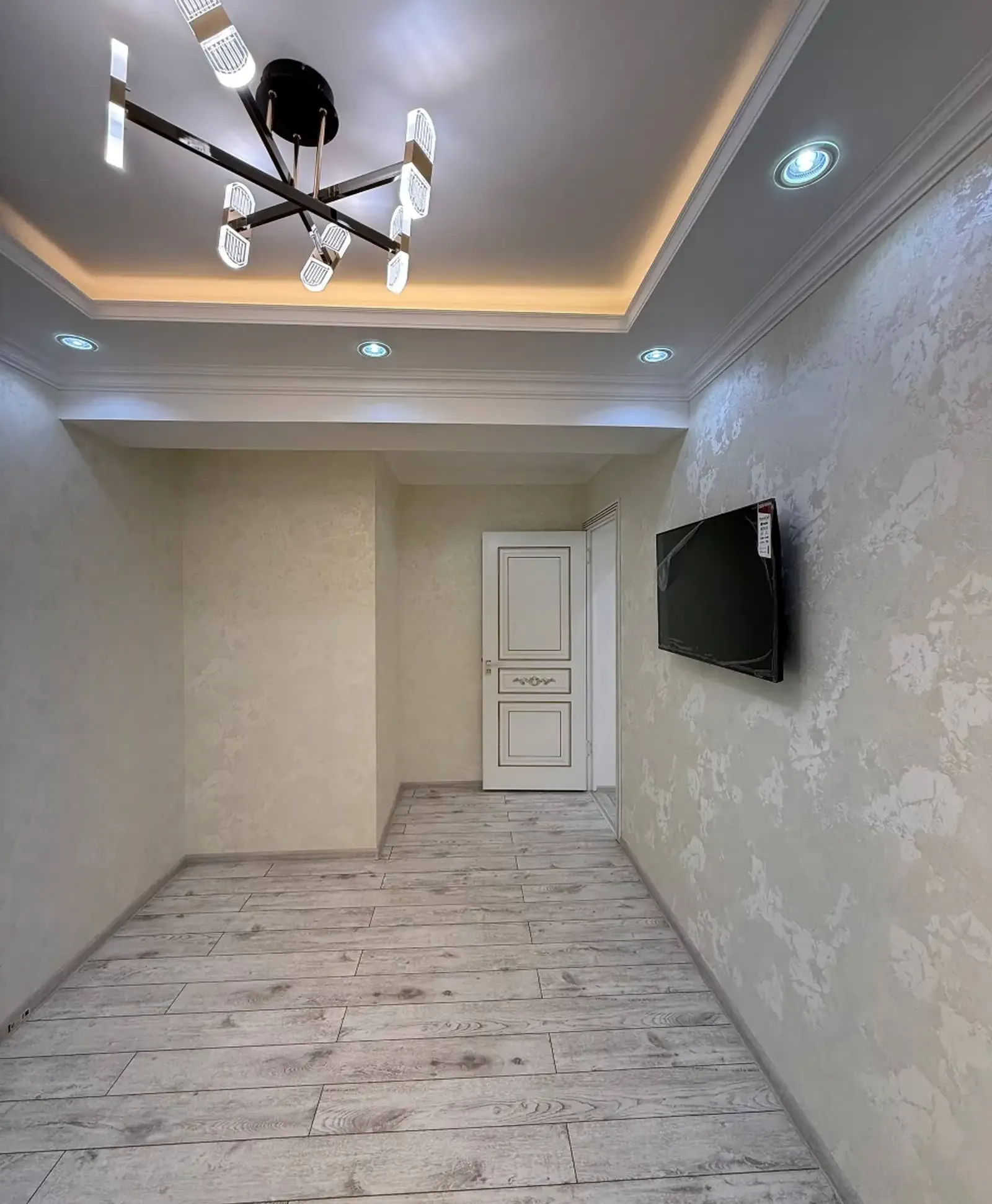 3-комн. квартира, Цокольный этаж, 75 м², Сино, 33мкр, КФС