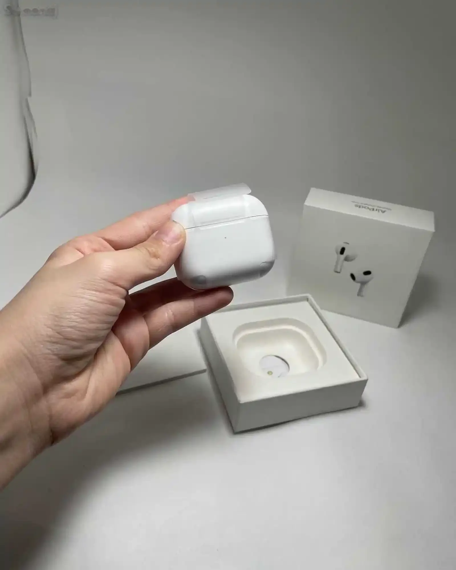 Беспроводные наушники AirPods