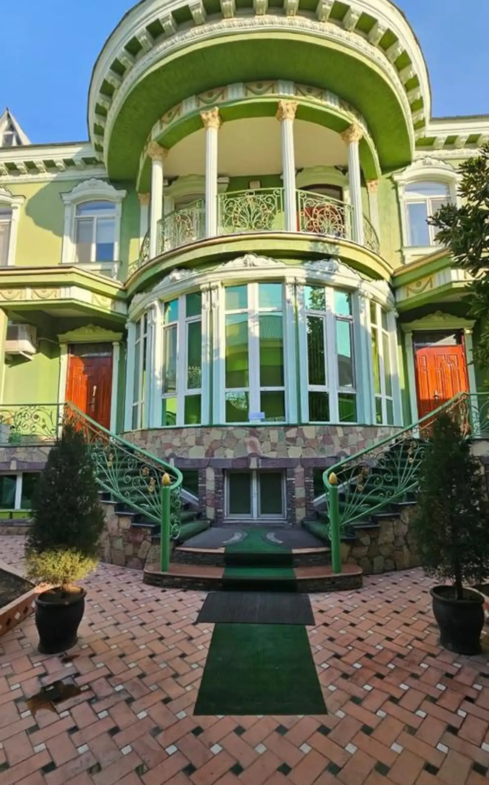 3-этажный, 16 комнатный дом, 900 м², Шохмансур