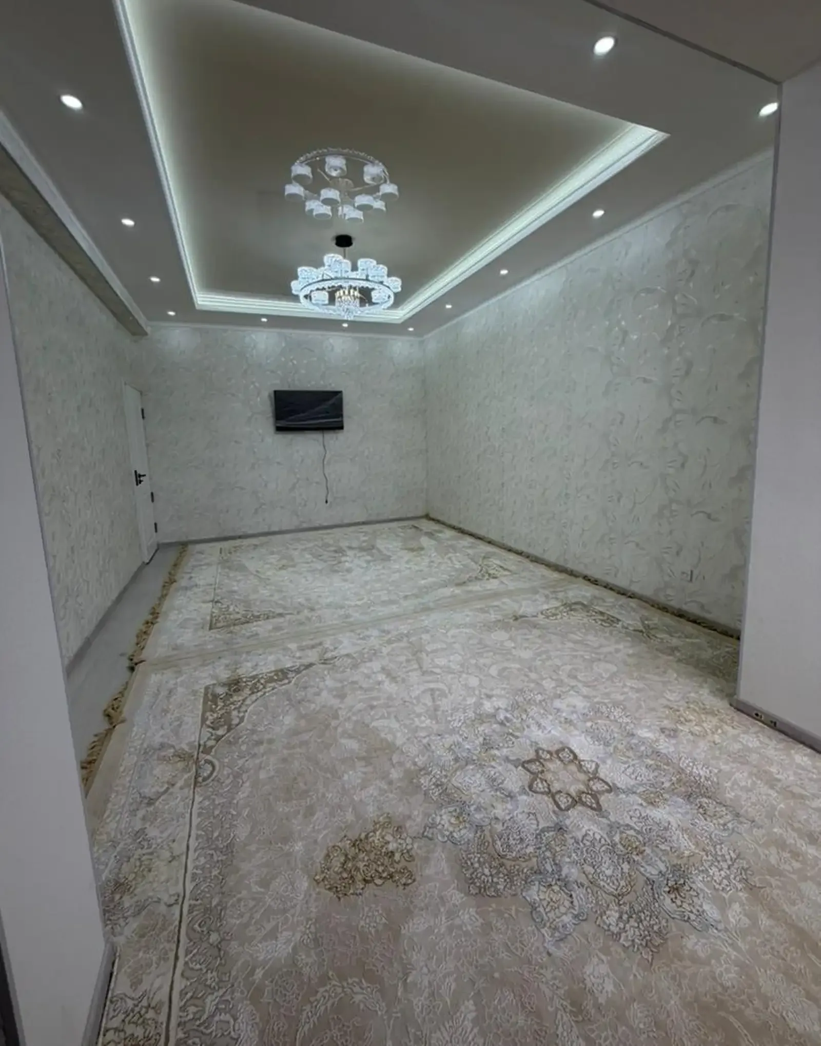 2-комн. квартира, 12 этаж, 81 м², н.Шохмансур