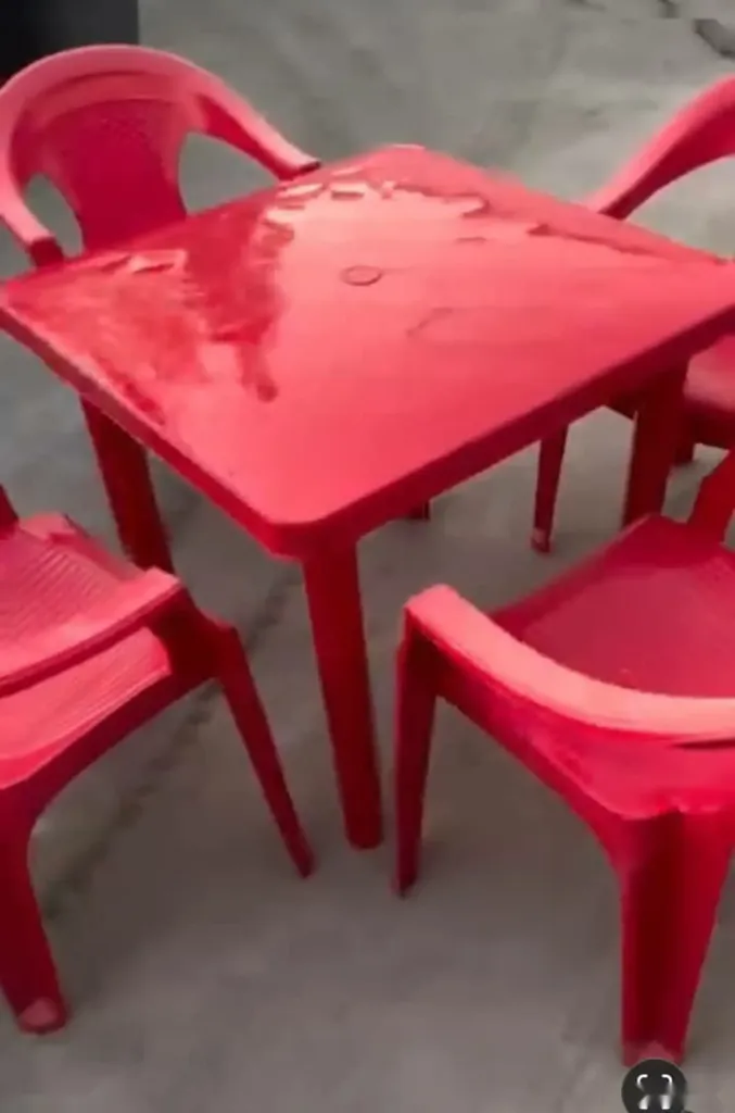 Стол и стулья