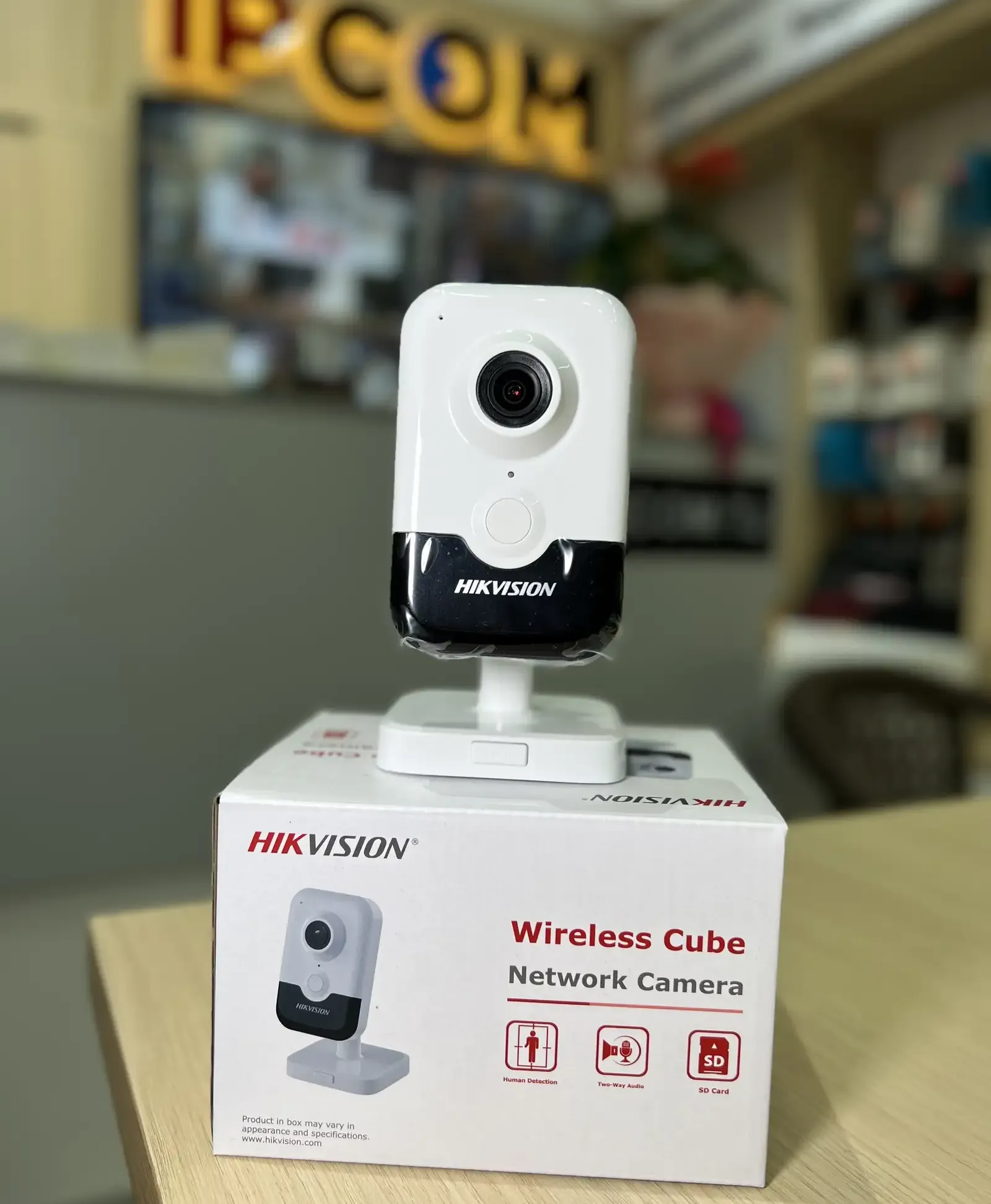 Камера внутренняя IP Hikivision DS-2CD2423G2-IW W