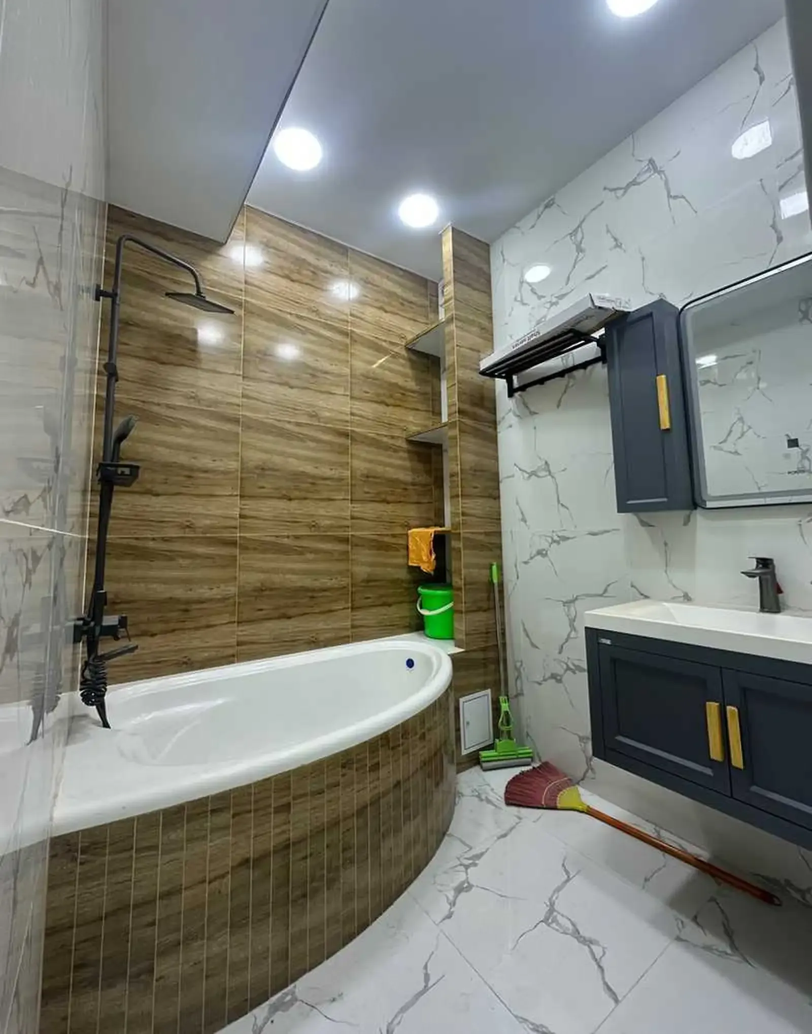 3-комн. квартира, 10 этаж, 100м², Голубой Экран