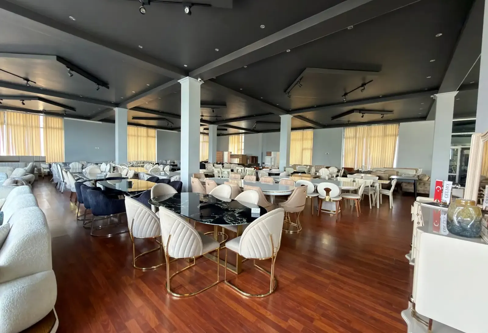 Помещение под магазин / салон, 2500м², Сино 33мкр