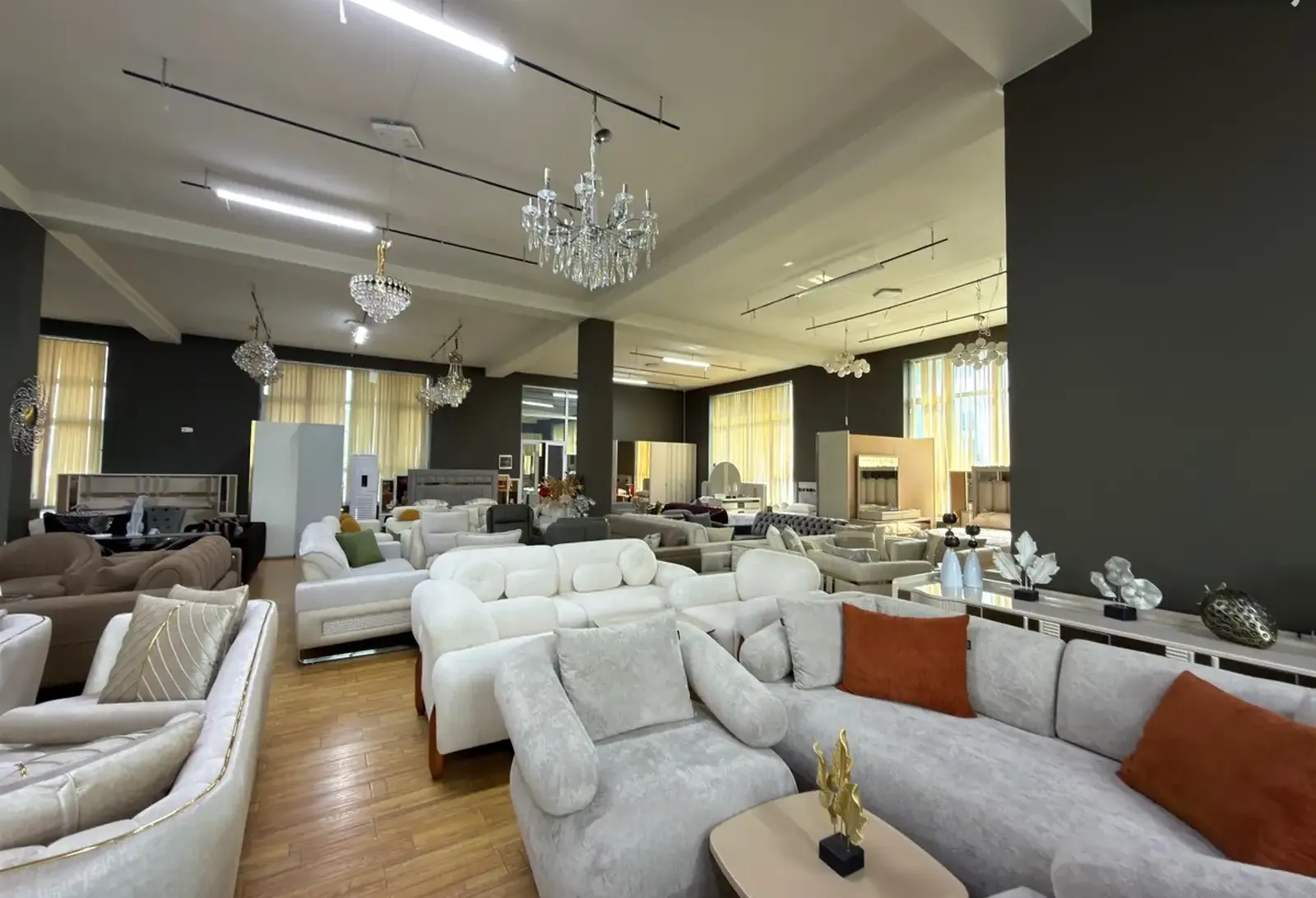 Помещение под магазин / салон, 2500м², Сино 33мкр