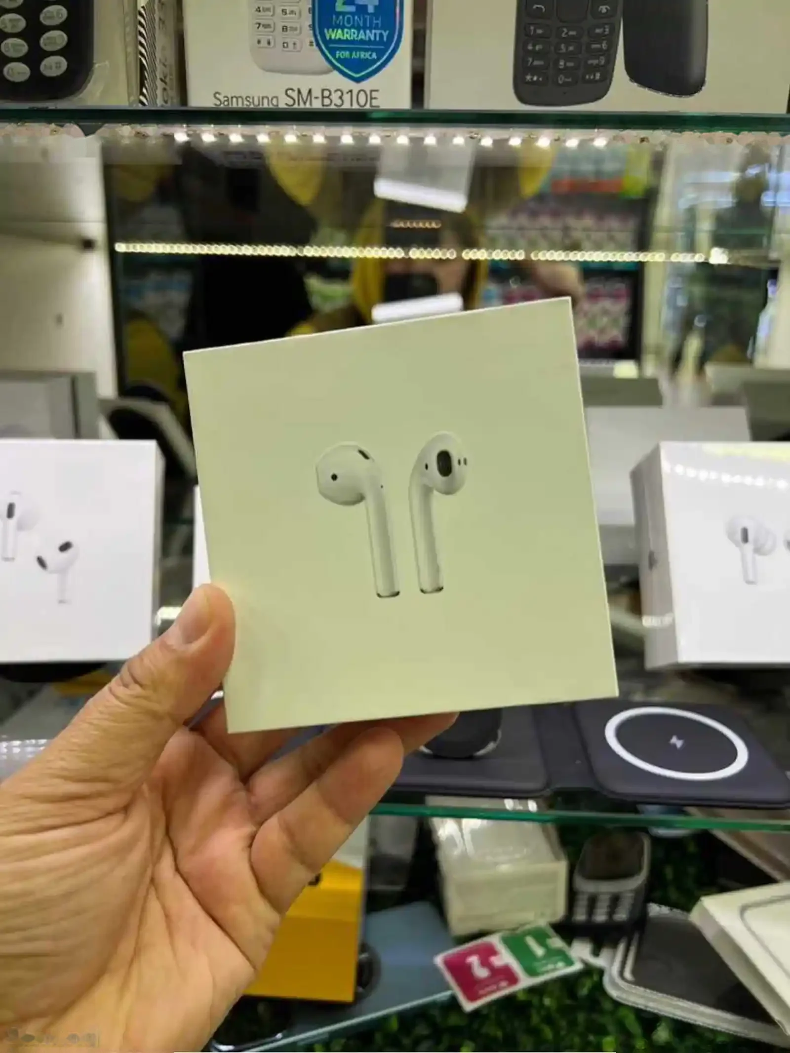 Беспроводные наушники AirPods